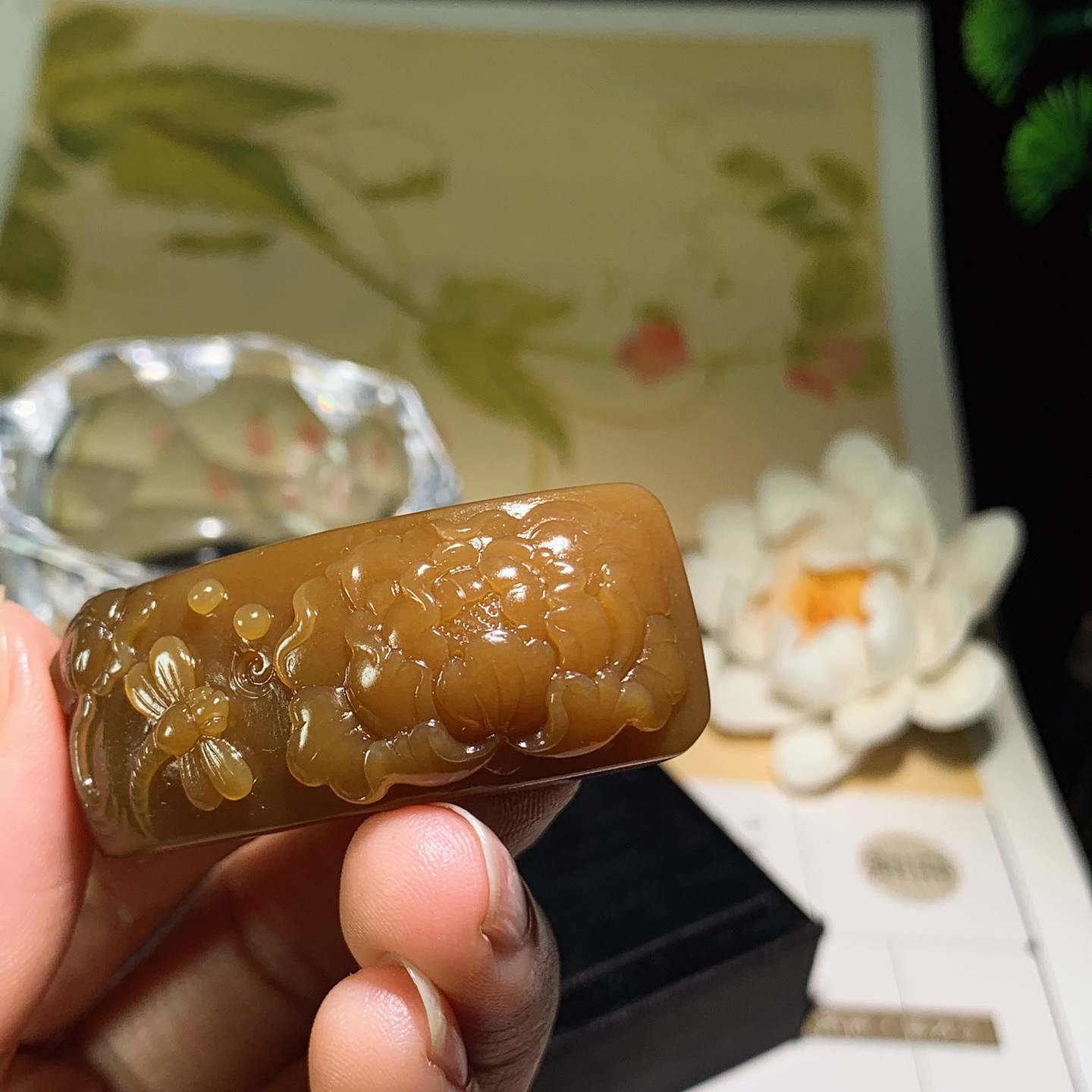 新疆和田玉且末糖花开富贵手牌 尺寸46/19/13重24.5克，玉质细腻油润 底色纯净 脂粉好，品质