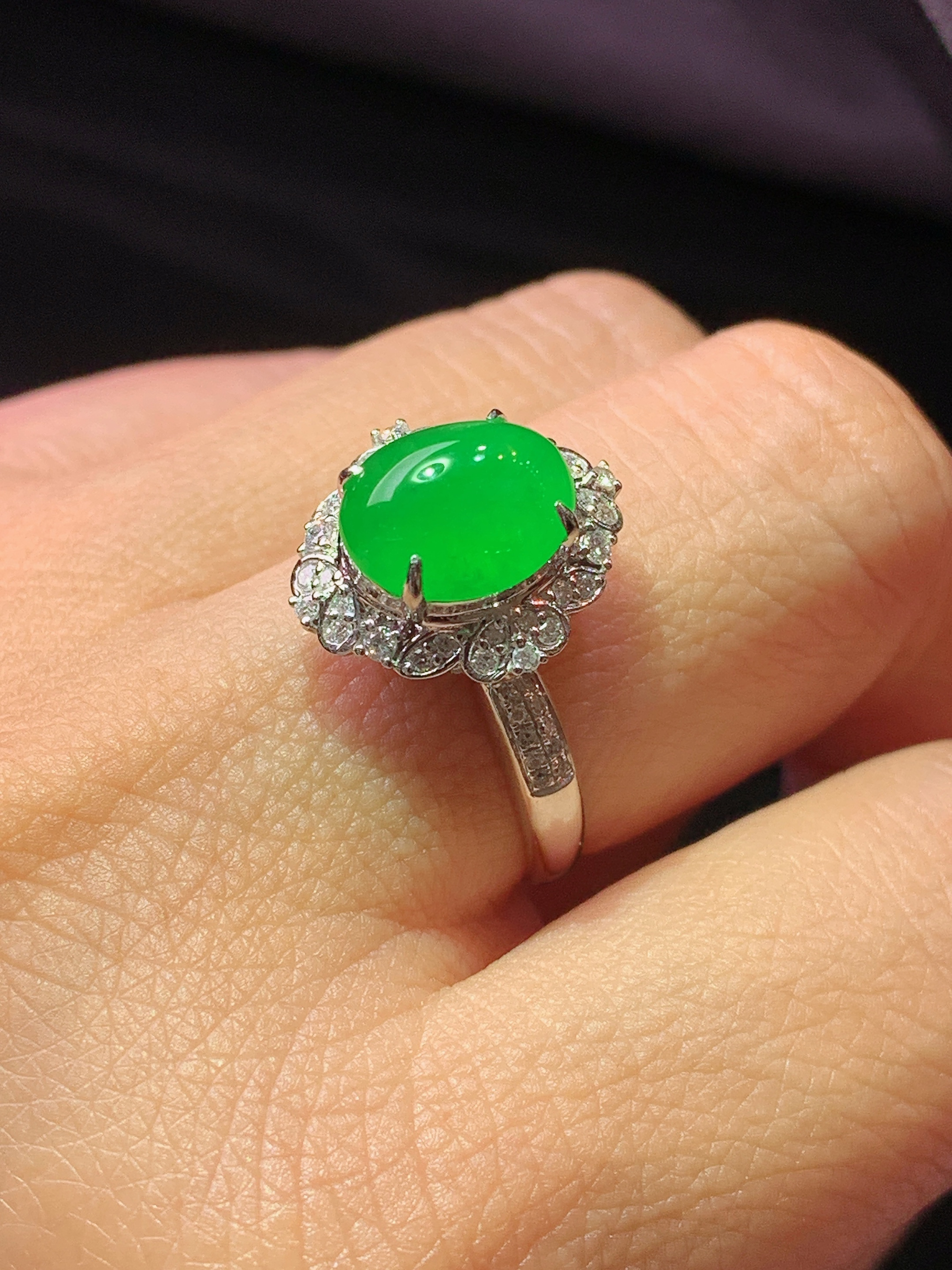 18k金钻镶嵌翠绿蛋面戒指 玉质细腻 色泽艳丽清新 水润亮眼 圈口14 整体尺寸15*13.5*11f1