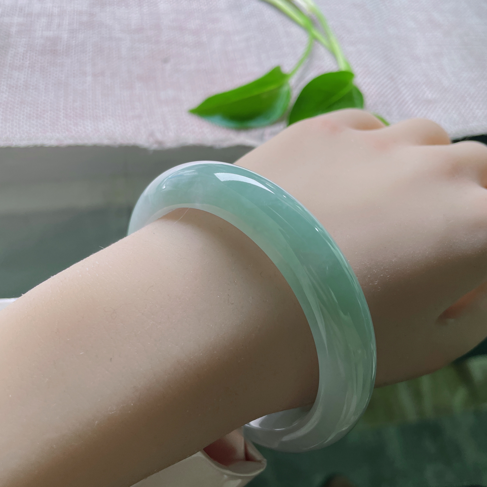 58.9/13.1/9.1，淡绿底正圈，肉质细腻干净，水头好，种老，巧笑嫣然，