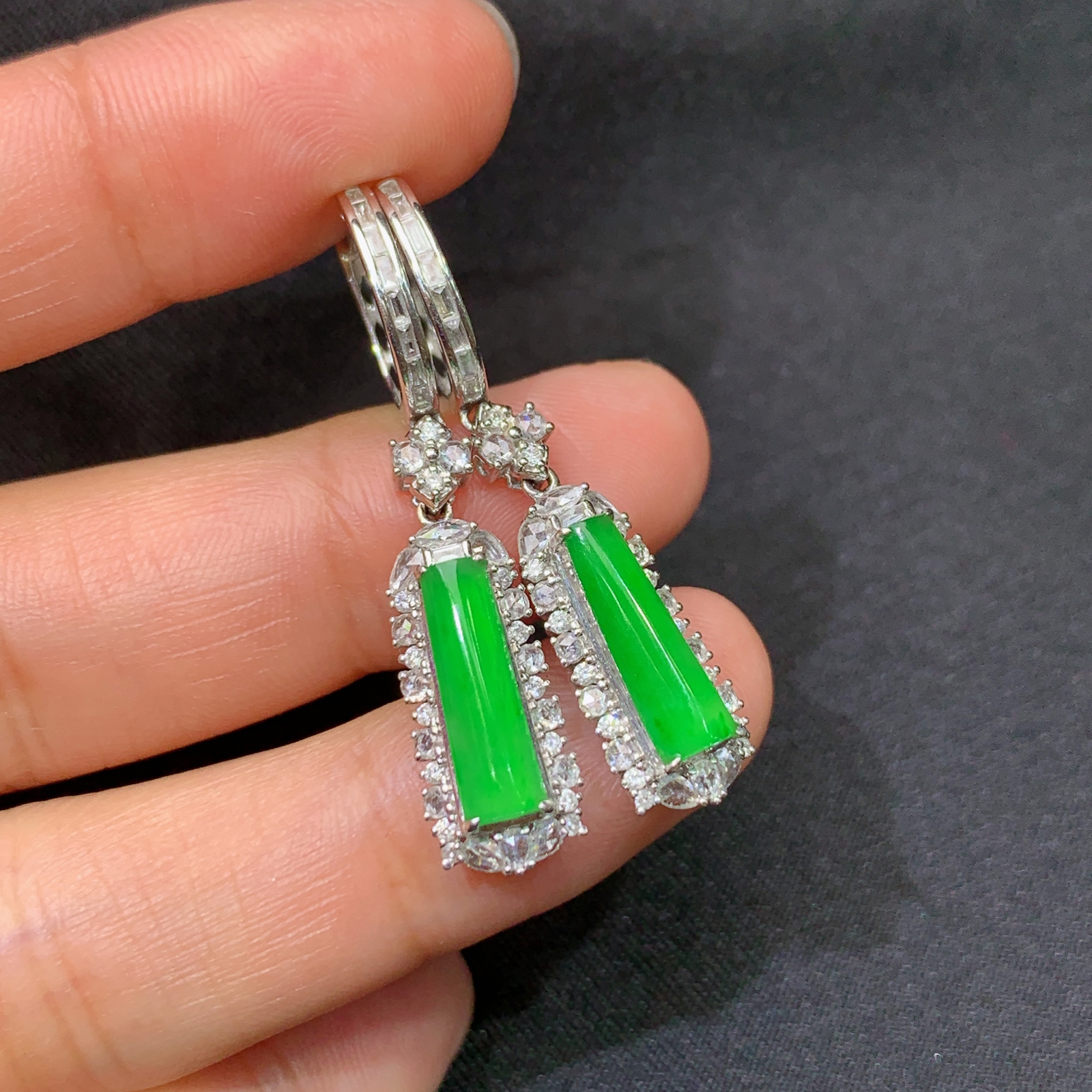 冰阳绿无事牌耳坠，18k金镶嵌，款式新颖，冰润色阳，种水足，Mi 尺寸13.3*4.1*2