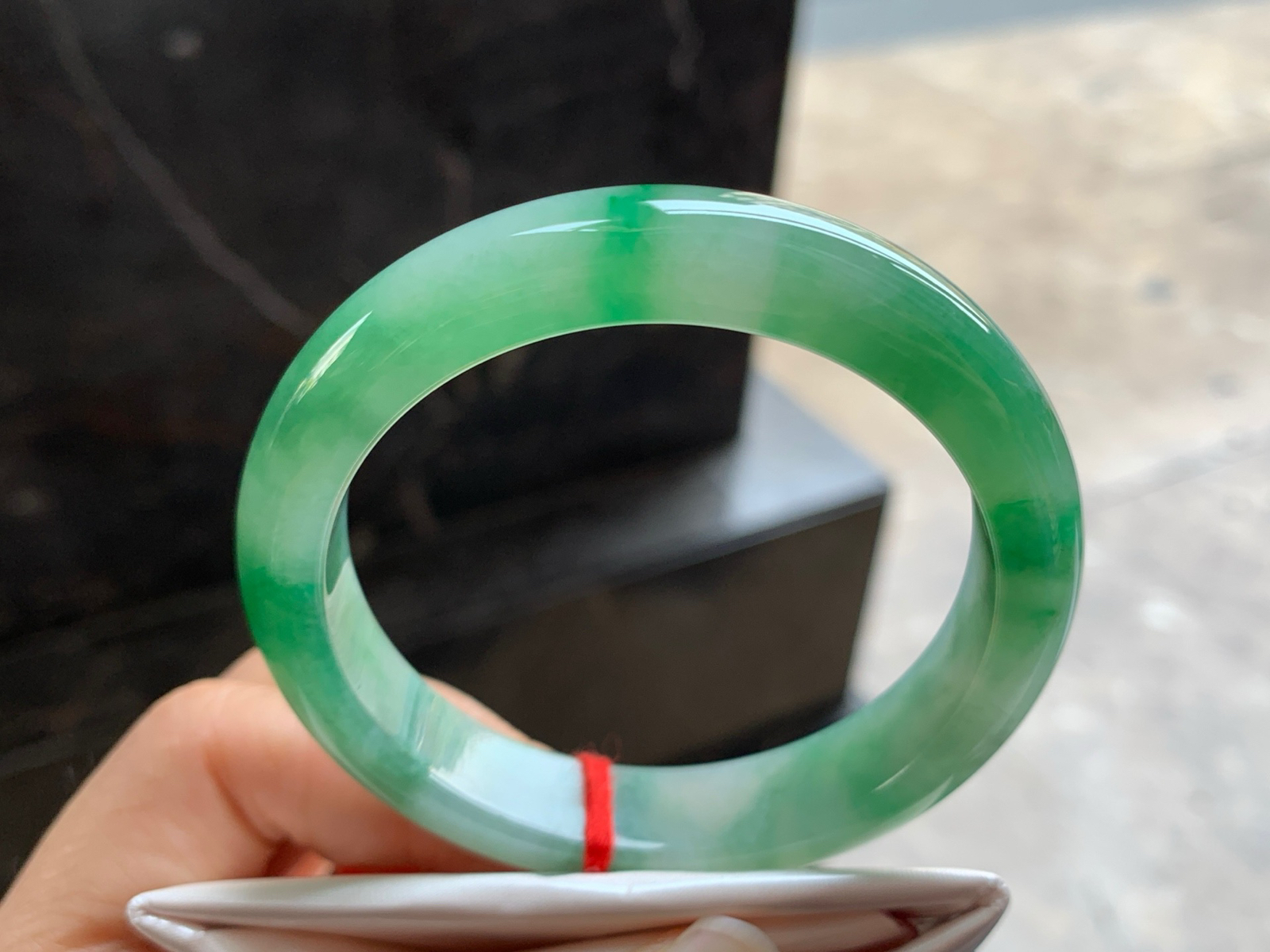 54-11.8-8.6

绿色手镯^_^鲜艳 玉质温润 起光