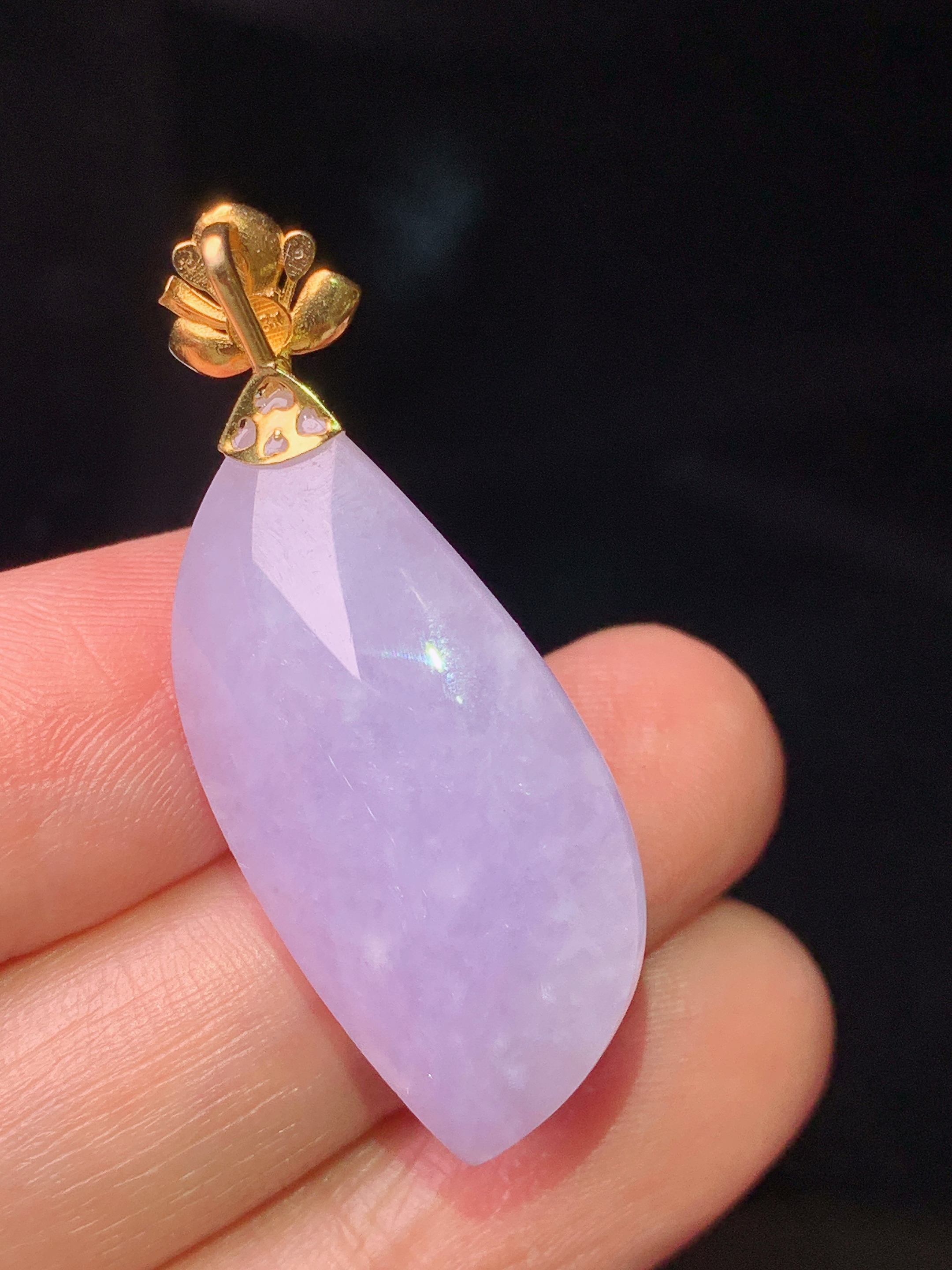 18k金镶嵌紫罗兰随形吊坠 玉质细腻 色泽艳丽清新 水润亮眼 整体尺寸37.5*14.8*9.5yz