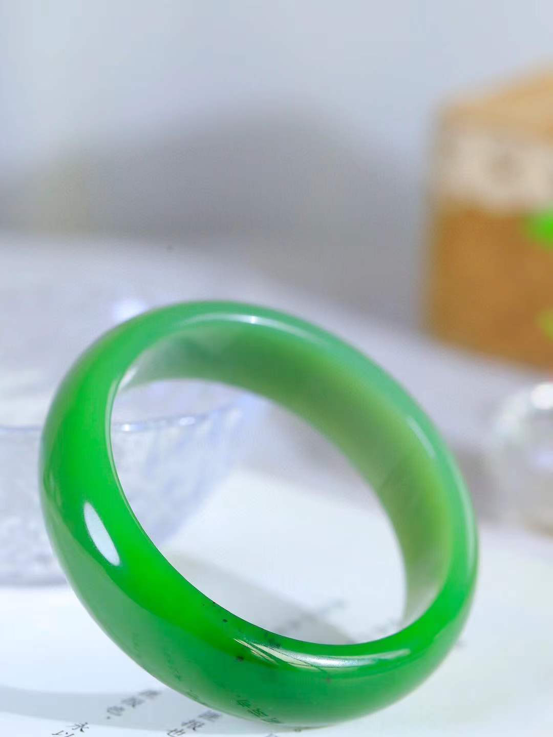 【悠悠芳华.镯】

收藏传家级臻品️和田玉碧玉手镯 玉质温润 青葱岁月，尽收腕中，婉转流畅，凝岁月悠长。盈一眸恬淡，挽一抹绿意。重76克 内径59.5mm尺寸18.2-7.8mm56343113T