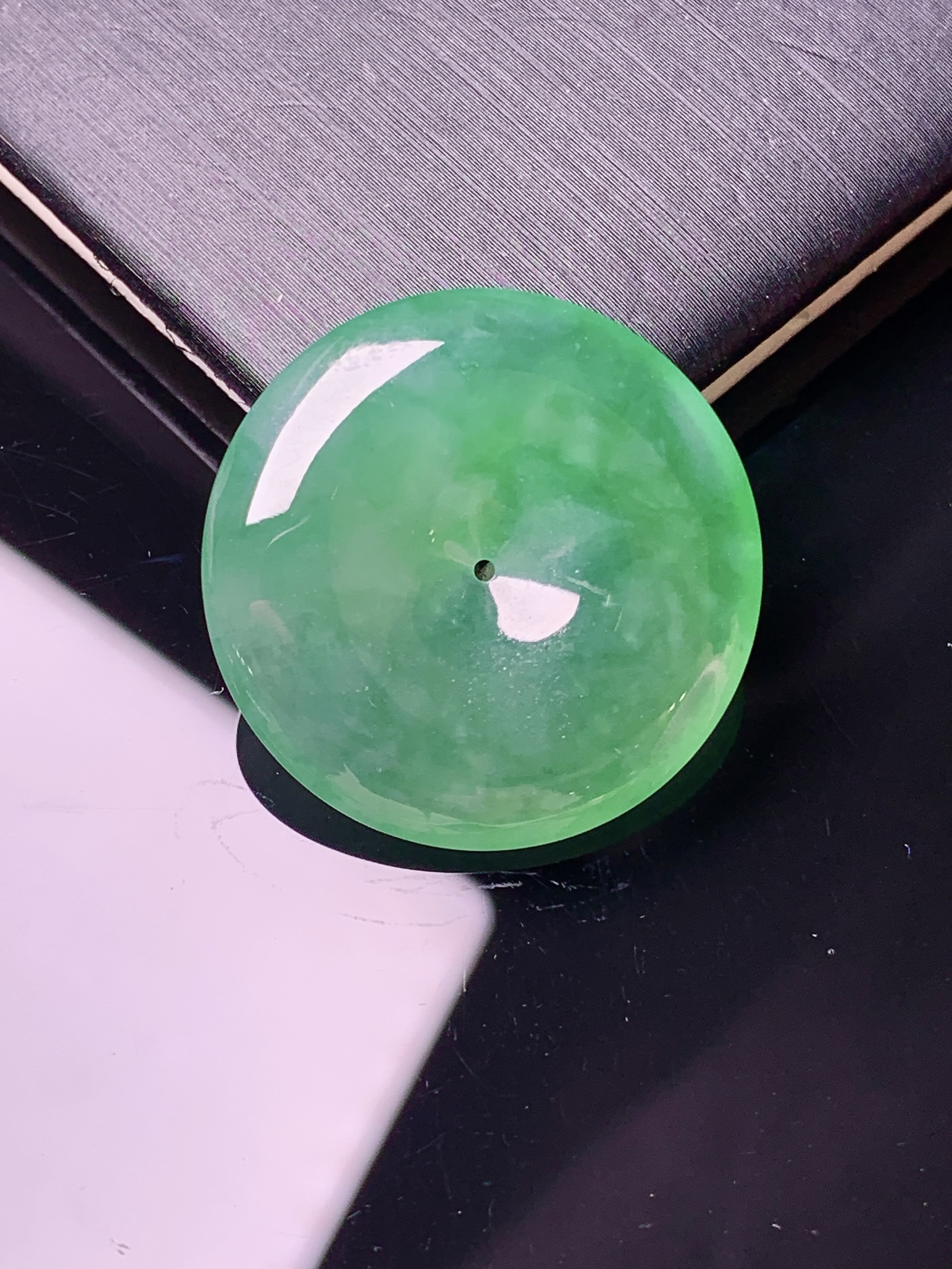 翠绿平安扣吊坠 玉质细腻 色泽艳丽清新 水润亮眼 整体尺寸24.8*3h3