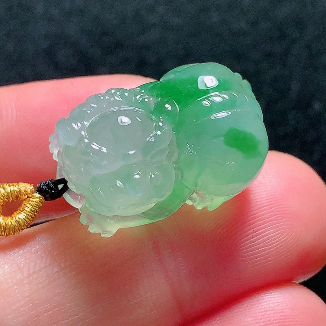 ️冰种飘绿貔貅，种老水头好，又冰又润，灵动漂亮，饱满尺寸：22.5/14.3/11.3mm