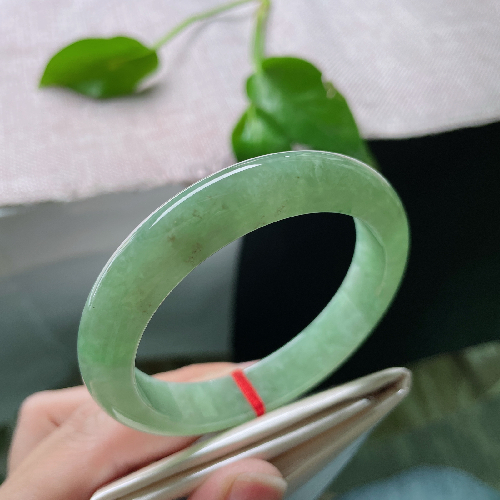 57/12/8.1，湖水绿正圈，水头好，种老，纯绿底色，温润如玉，低调显气质