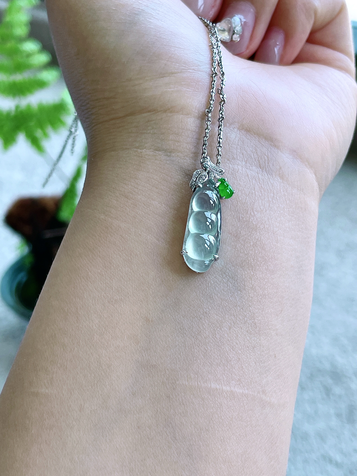 【镶嵌】高冰豆子高冰福豆吊坠  
【说明】缅料 18k金镶嵌 性价比高  
【整体】26.3-8.7-6.5
【裸石】21.2-8.7-4