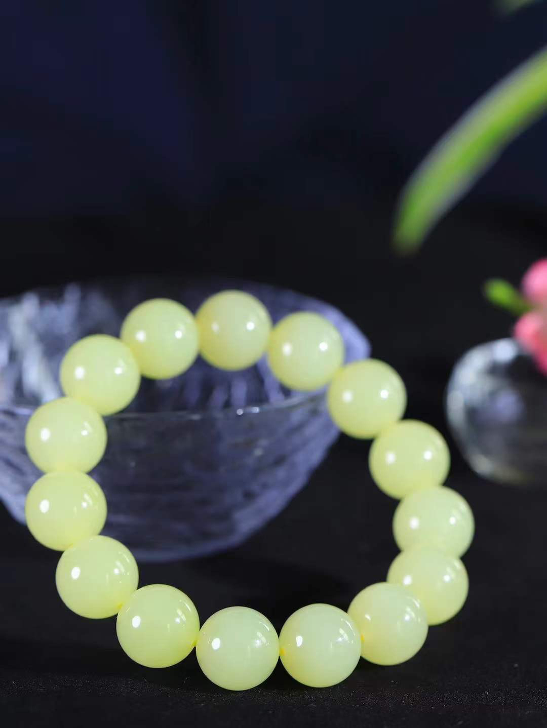 【珠圆玉润.手串】

精品️和田玉黄口珠圆玉润手串 玉质温润细腻  整串打磨圆润，佩戴舒适。珠珠落玉盘，间关莺语花底滑，一生美好时光，无论身在何处，都有它相伴相守。事事顺遂，幸福美满，吉祥如意。重65.2克 尺寸取一14mm  FDA-22362533