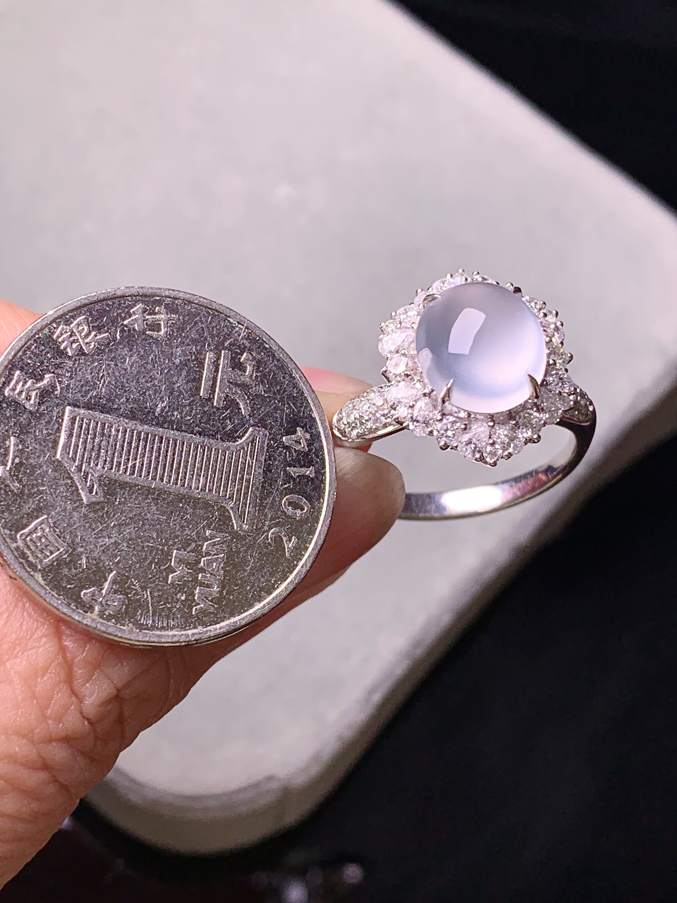 18k金钻镶嵌冰种蛋面戒指 玉质细腻 色泽艳丽清新 水润亮眼 圈口14 整体尺寸15*13*10.8t1