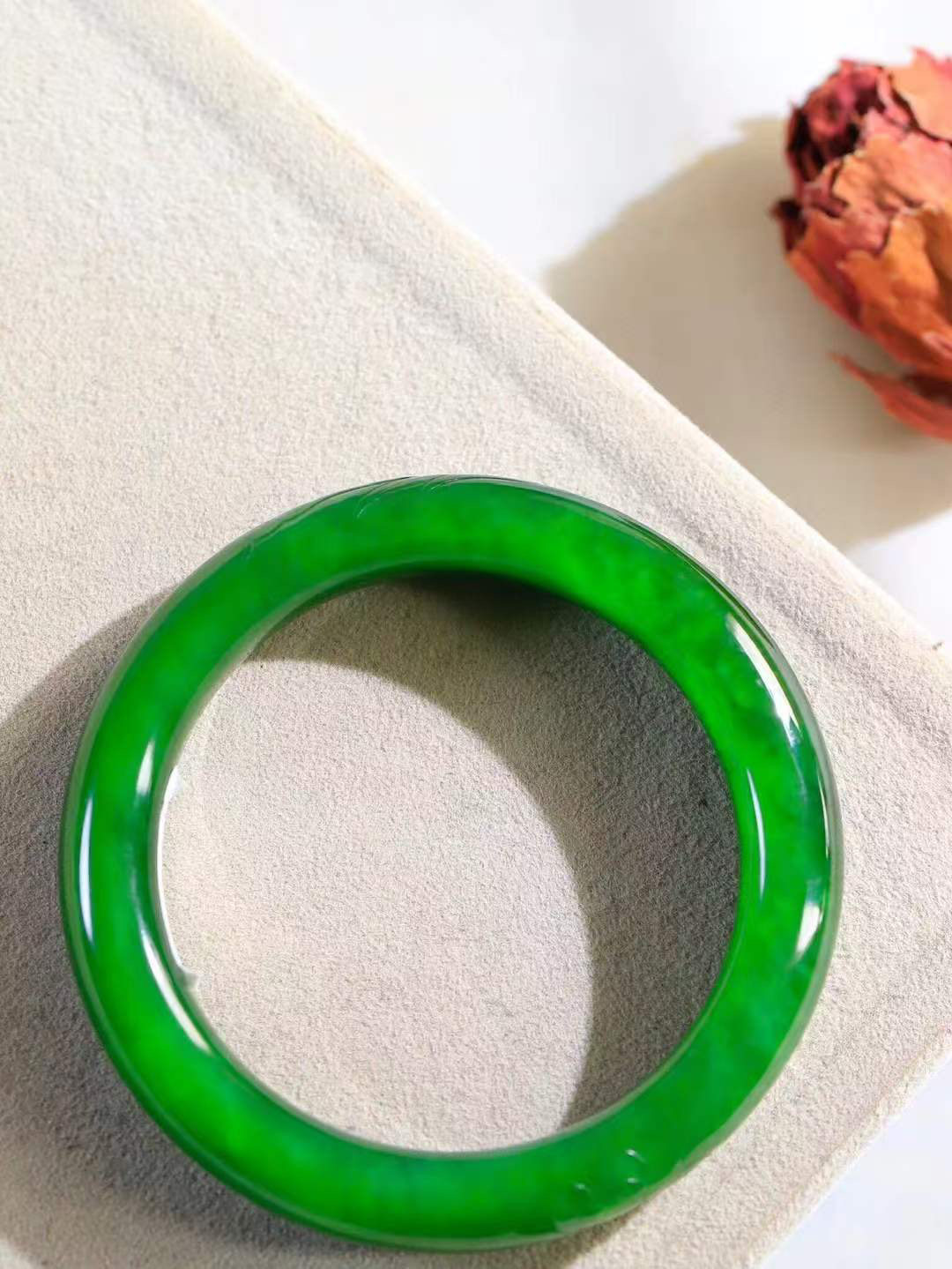 【荷韵.手镯】

精品和田玉碧玉荷韵手镯  玉质细腻温润 油润十足 莲花之高洁雅致，见她的人无不喜爱。花瓣玲珑，香气不浓不烈静静地点缀这欲说还休的季节予独爱莲之出淤泥而不染重58.3克   尺寸56-12.2-10mm   FDA-56373133