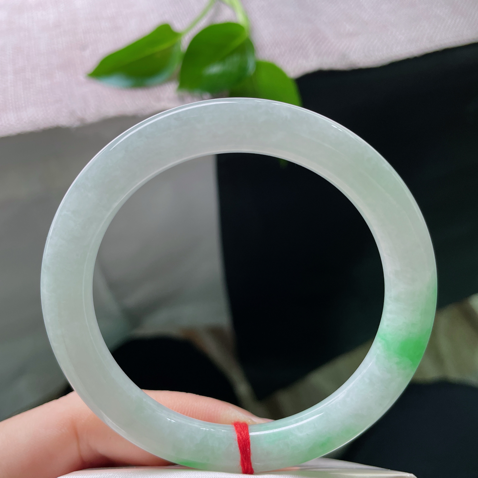 58/9.2，飘绿圆条，翠色鲜艳夺目，光彩照人，肉质细腻干净