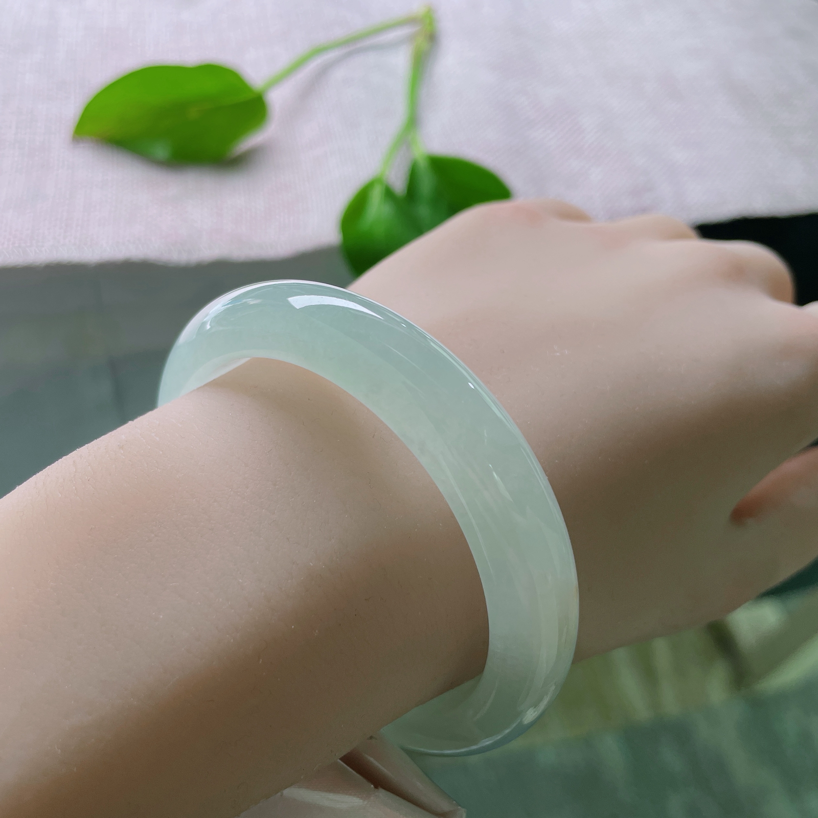 53.2/11.5/8.2，冰晴底正圈，是“清冷”与“治愈”的极致平衡。指甲纹不显，洒金，ss49522a