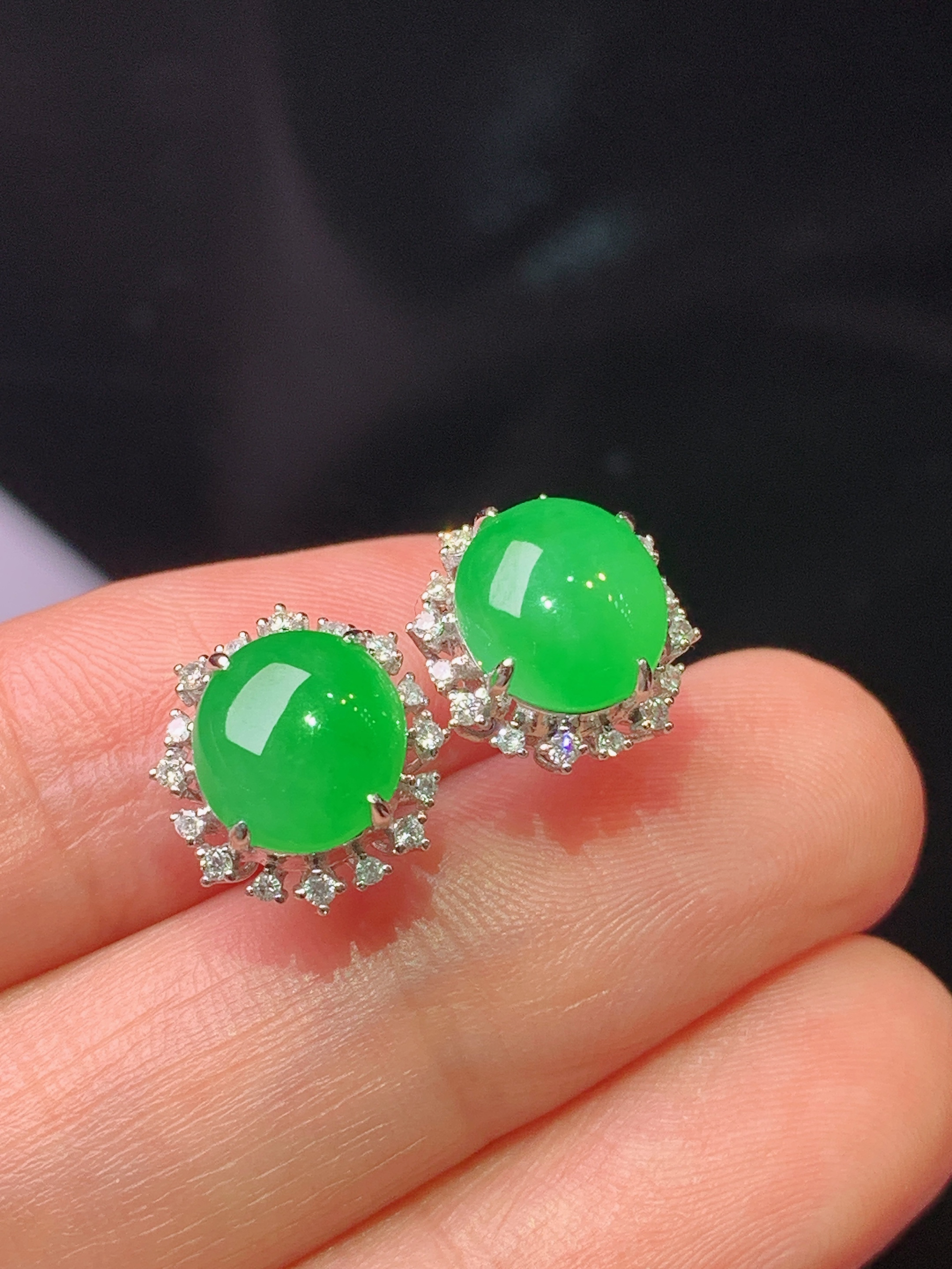 18k金钻镶嵌满绿蛋面耳钉 玉质细腻 色泽艳丽清新 水润亮眼 整体尺寸12.2*11.2*7.5f1
