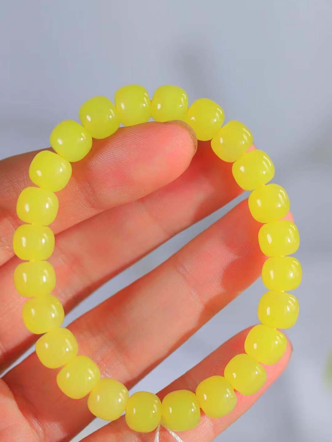 （老型珠.手串）

精品️和田玉鸡油黄老型珠手串，也可做手持，玉质细腻油润 饱满光滑 质朴无华，悠远简单，人心境界远，百世修炼深，心灵常驻善意持，觉悟人生百世修。重26.6克    尺寸取一7.8-8.9mm    54303101L