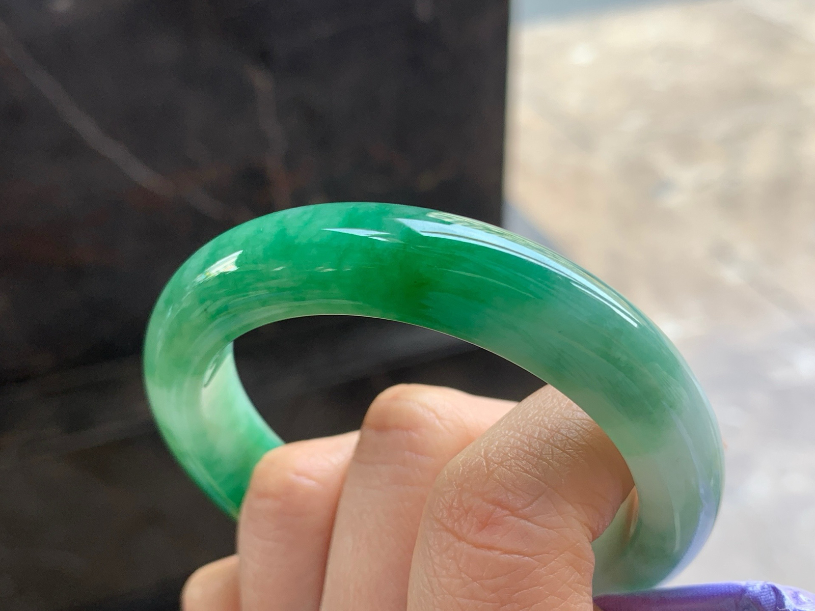 53-11.8-9.1

辣绿色手镯^_^颜色鲜艳 玉质温润