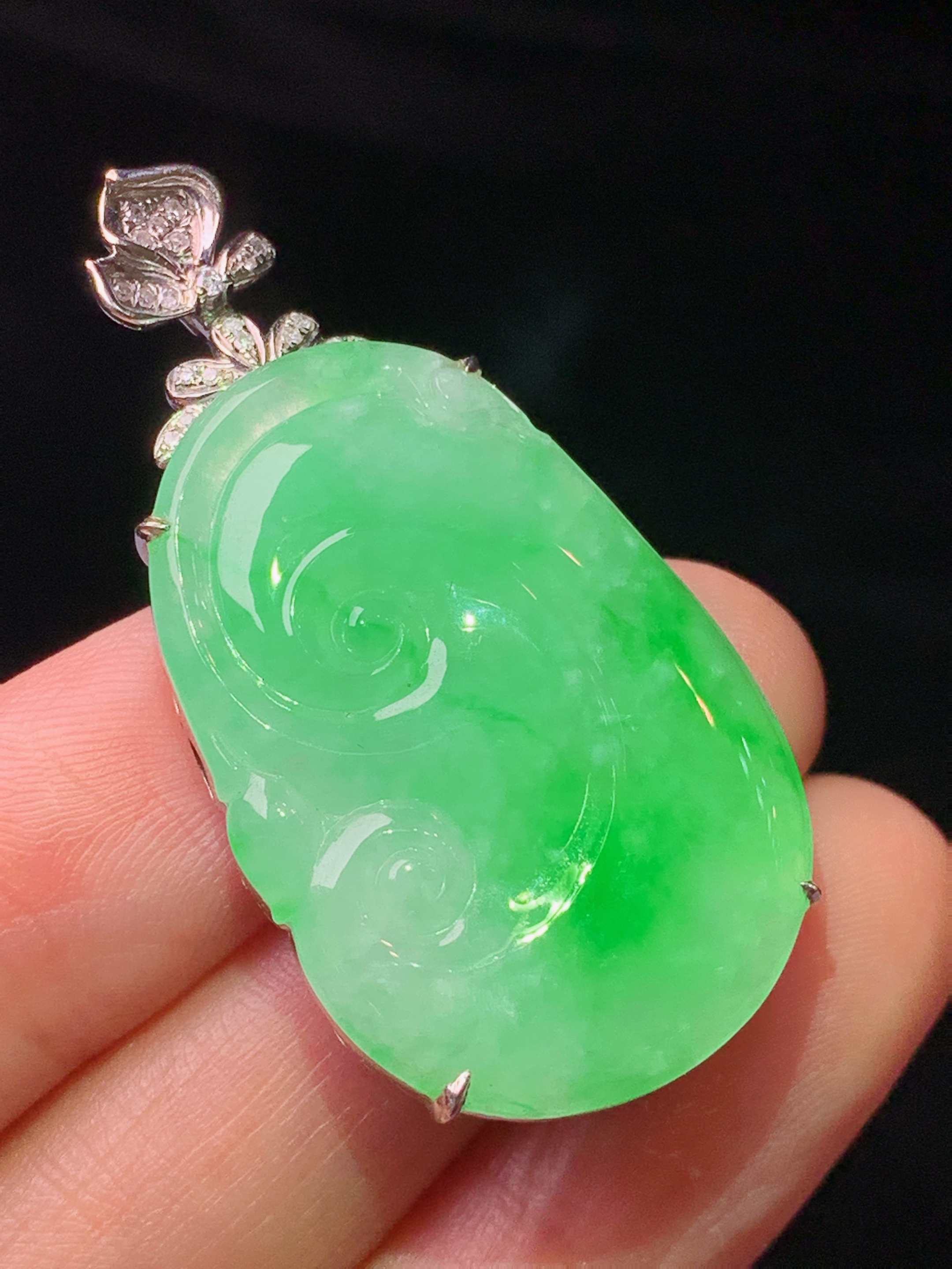 18k金钻镶嵌翠绿如意吊坠 玉质细腻 色泽艳丽清新 水润亮眼 整体尺寸42.5*22.5*6yz