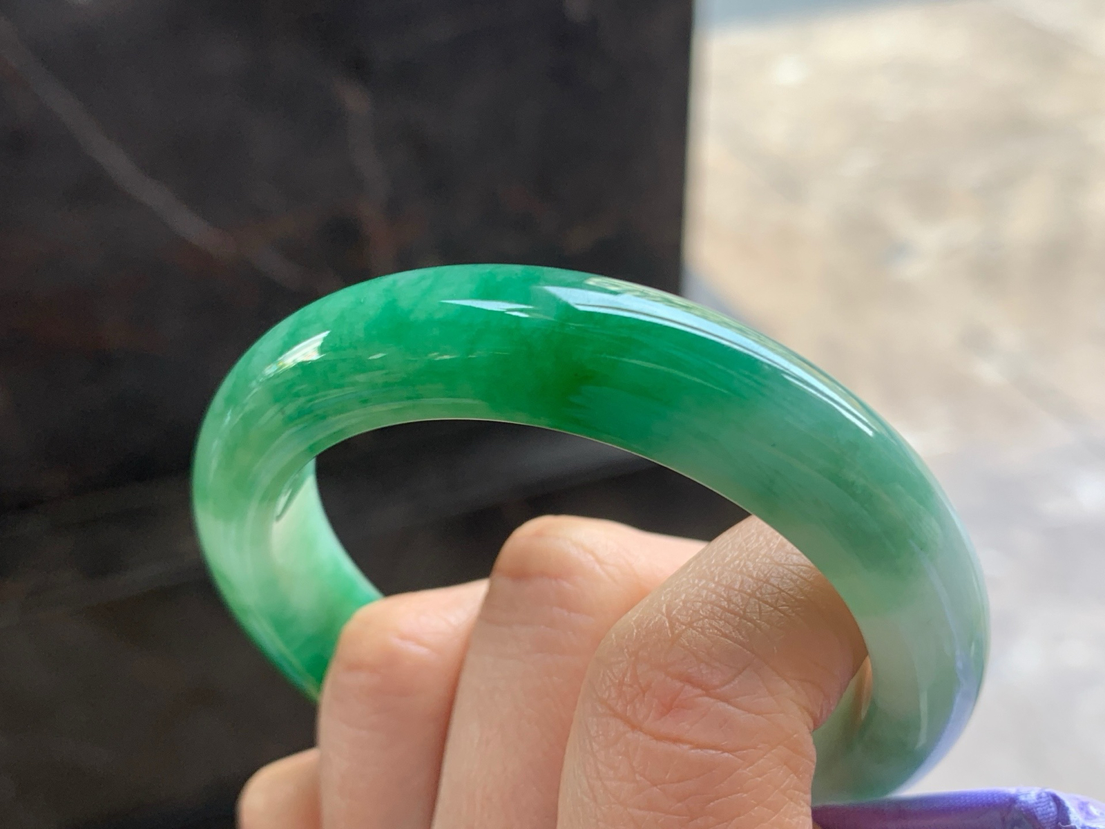 53-11.8-9.1

辣绿色手镯^_^颜色鲜艳 玉质温润