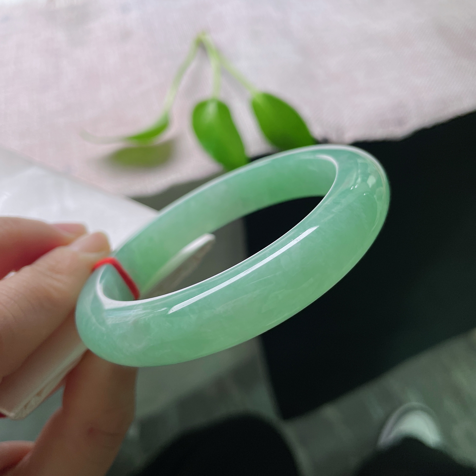 57.9/13.1/9.3，满绿正圈，色泽清雅高级，种老，郁郁层峦夹岸青，青山绿水去无声