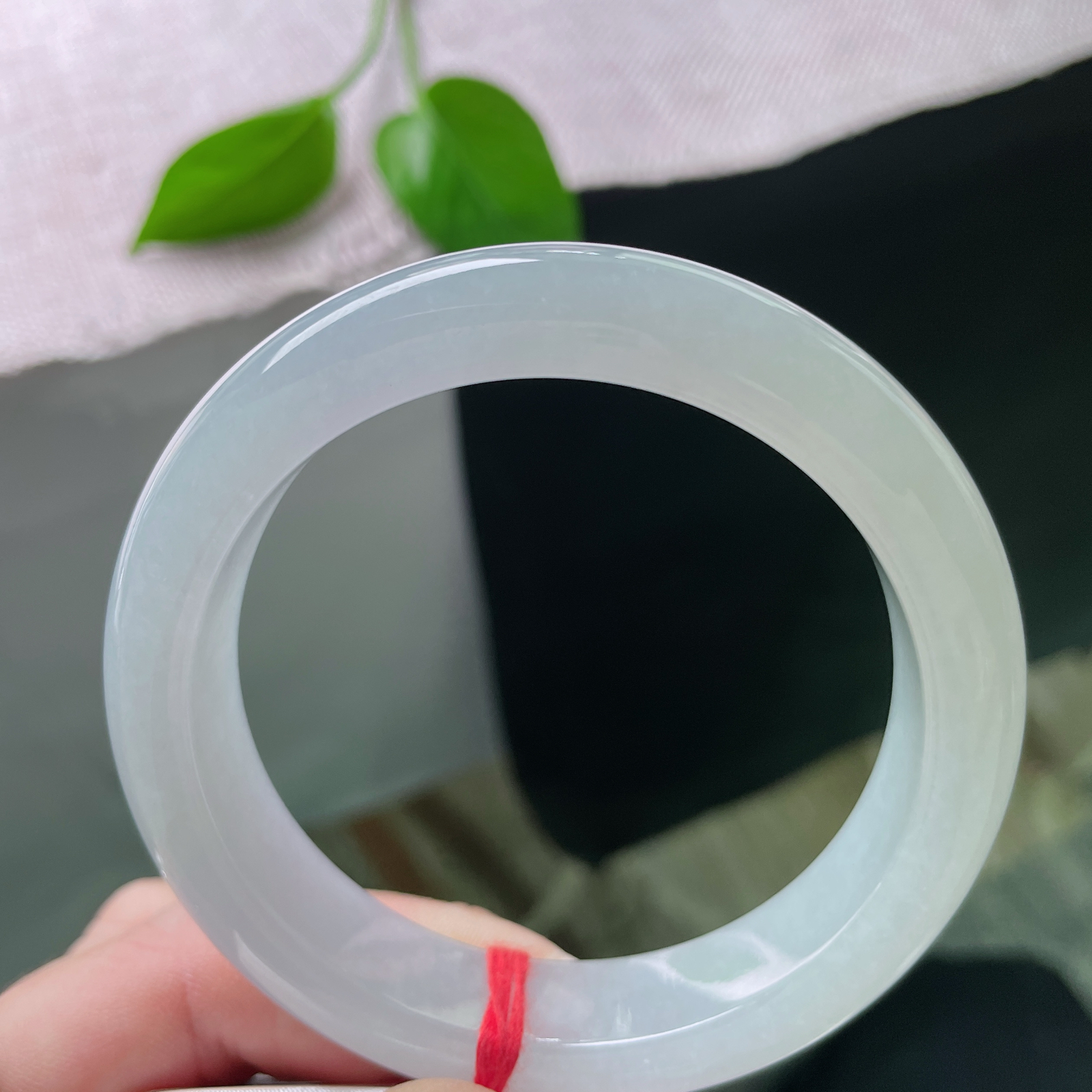 57.4/13.3/9，淡紫淡绿正圈，种老，玉质莹润细腻，把寻常日子都浸得温柔明亮。