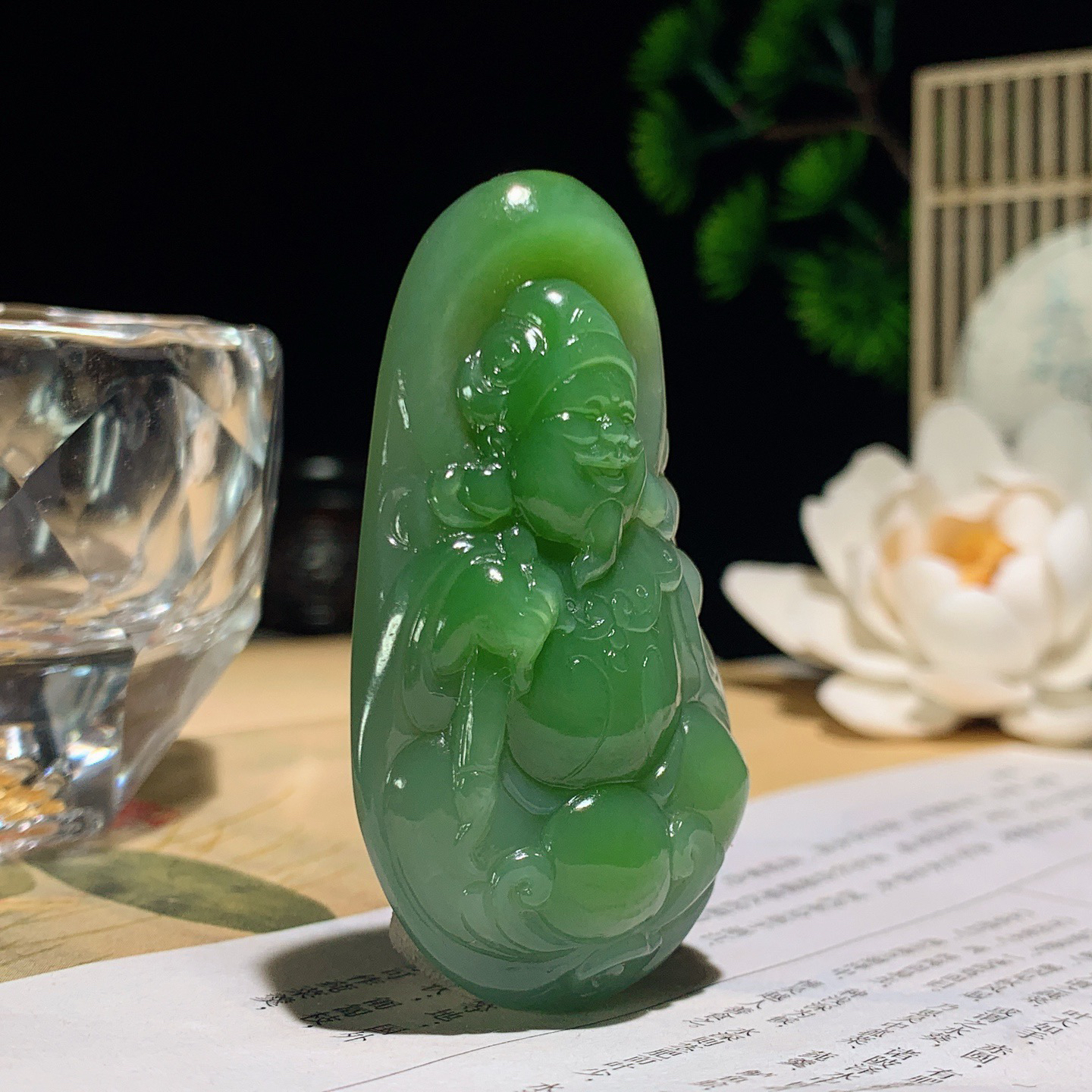 和田玉阳绿俄罗斯碧玉财神挂件 尺寸58/33/14重36.5克，玉质细腻油润 底色纯净 脂粉好，品质