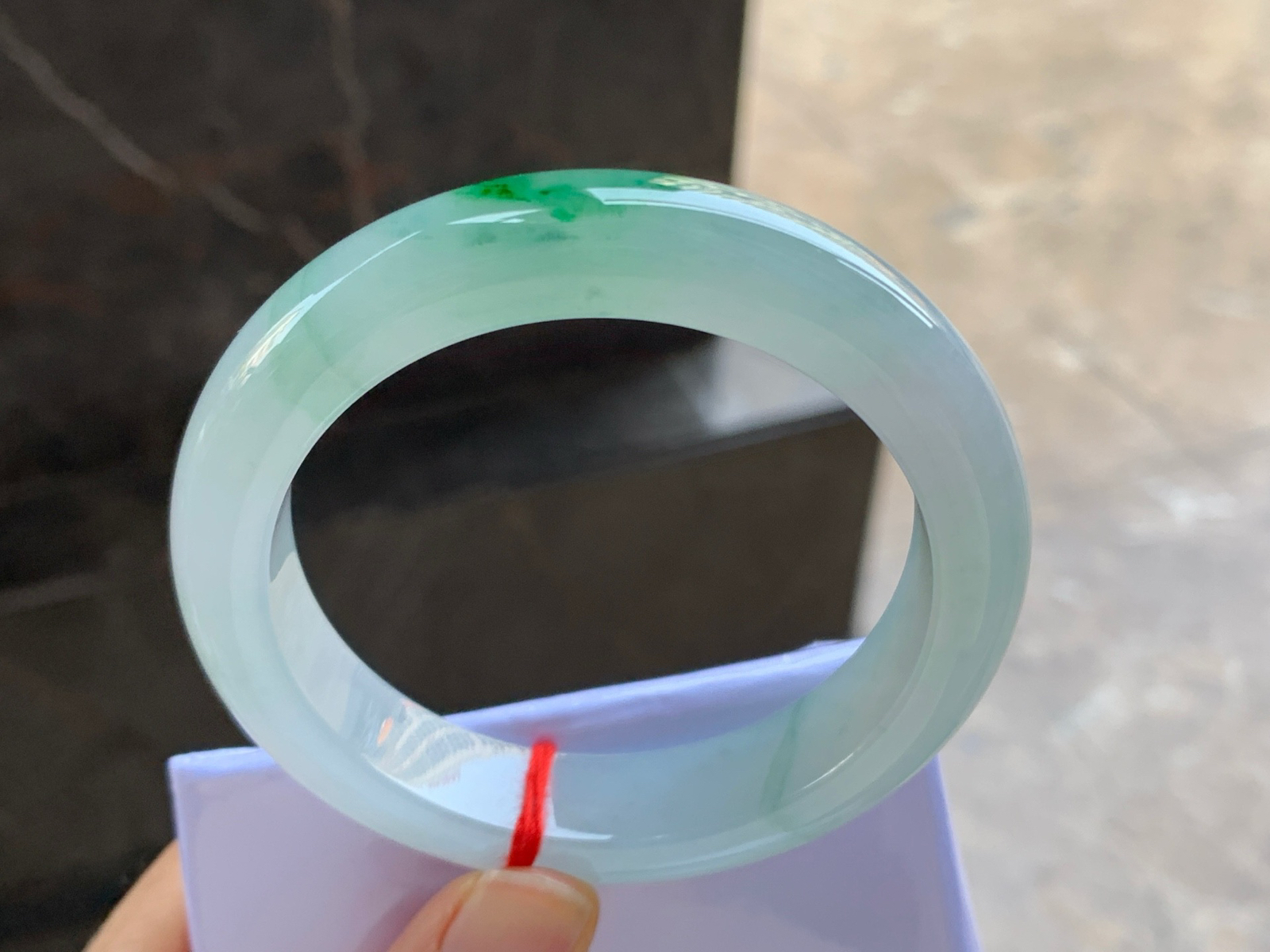 55.5-12.7-8.9

绿花圆条手镯^_^水润冰透