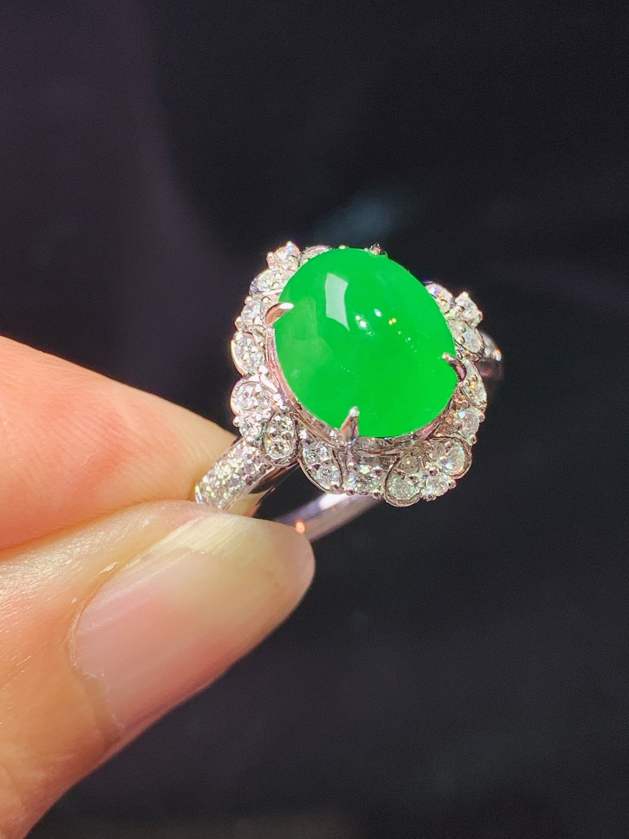 18k金钻镶嵌翠绿蛋面戒指 玉质细腻 色泽艳丽清新 水润亮眼 圈口14 整体尺寸15*13.5*11f1