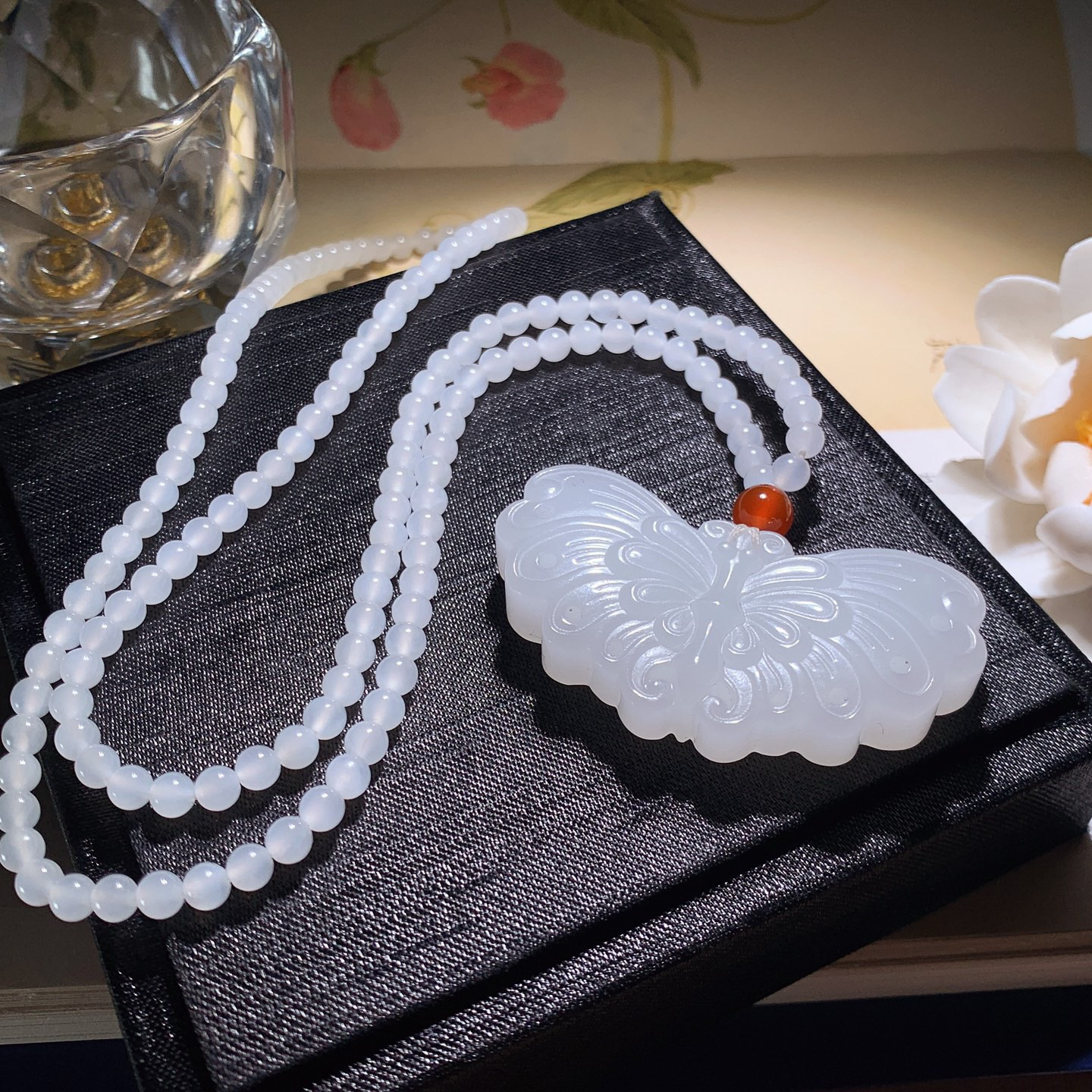 新疆和田玉羊脂白蝴蝶挂件 尺寸26/49/10重37.5克，玉质细腻油润 底色纯净 脂粉好，品质好！lt260330