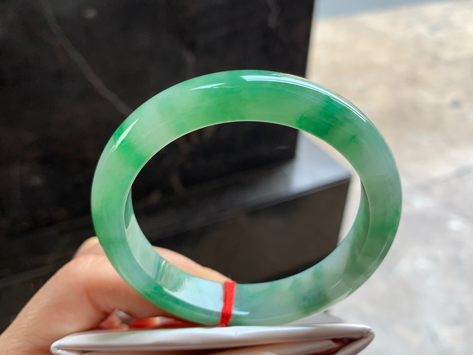 54-11.8-8.6

绿色手镯^_^鲜艳 玉质温润 起光