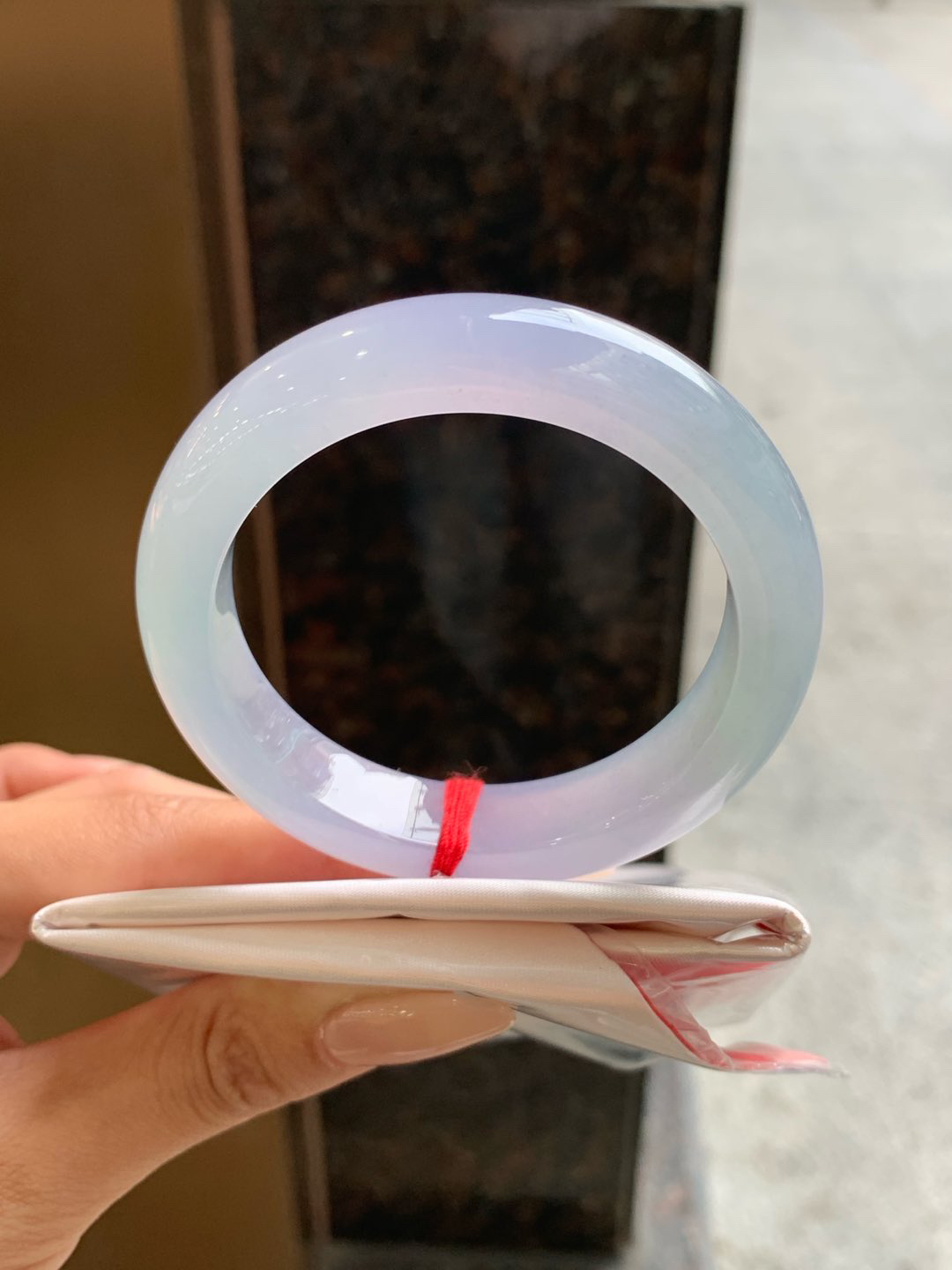 冰双彩正圈53-54可戴，翡翠冰种双彩正圈手镯，漂亮，种水极好，细腻水润，色泽清新淡雅，紫色唯美迷人，高贵优雅，自然光下不失色！