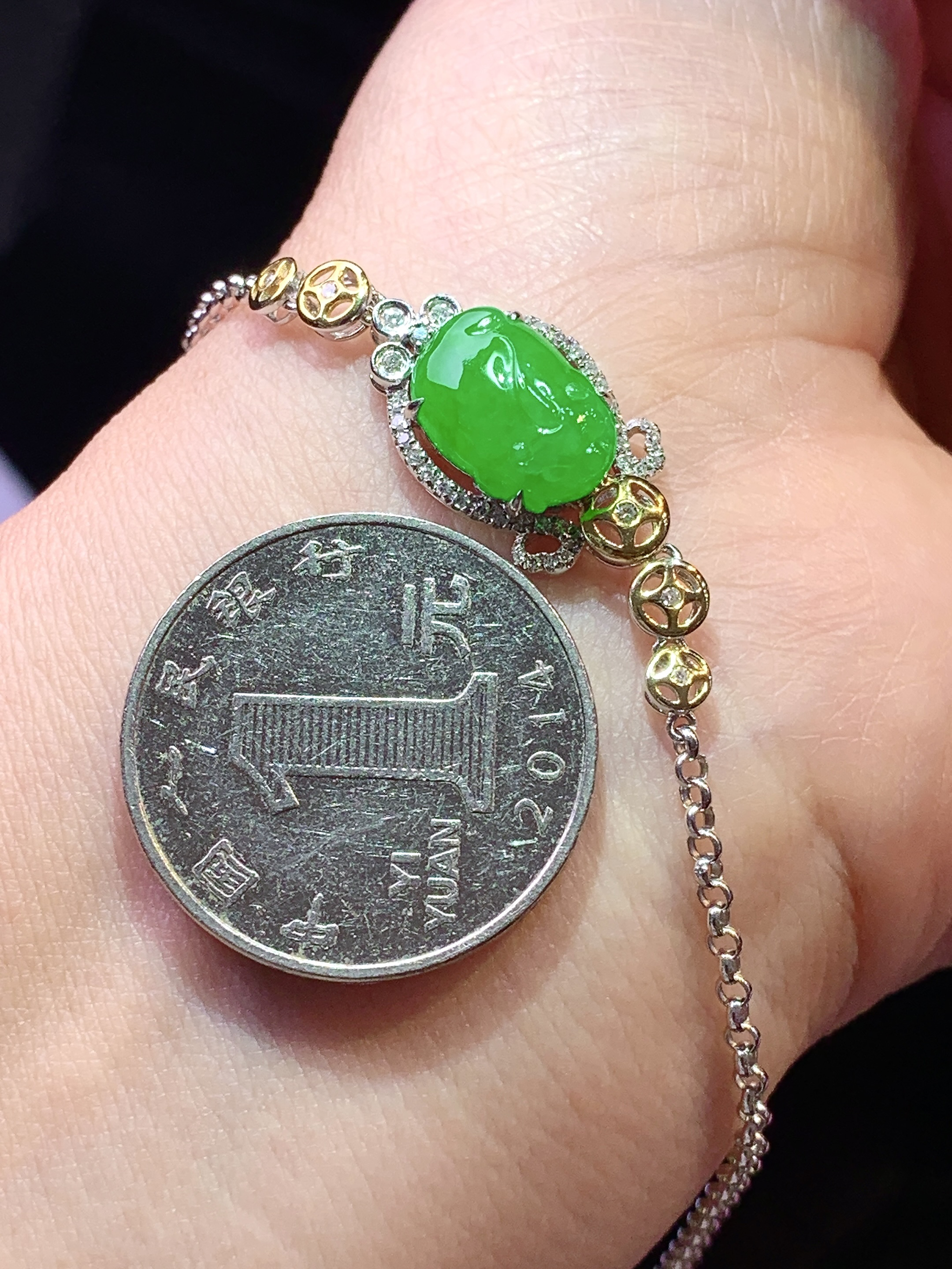 18k金钻镶嵌满绿貔貅手链 玉质细腻 色泽艳丽清新 水润亮眼 整体尺寸180*11.8*6.5h1