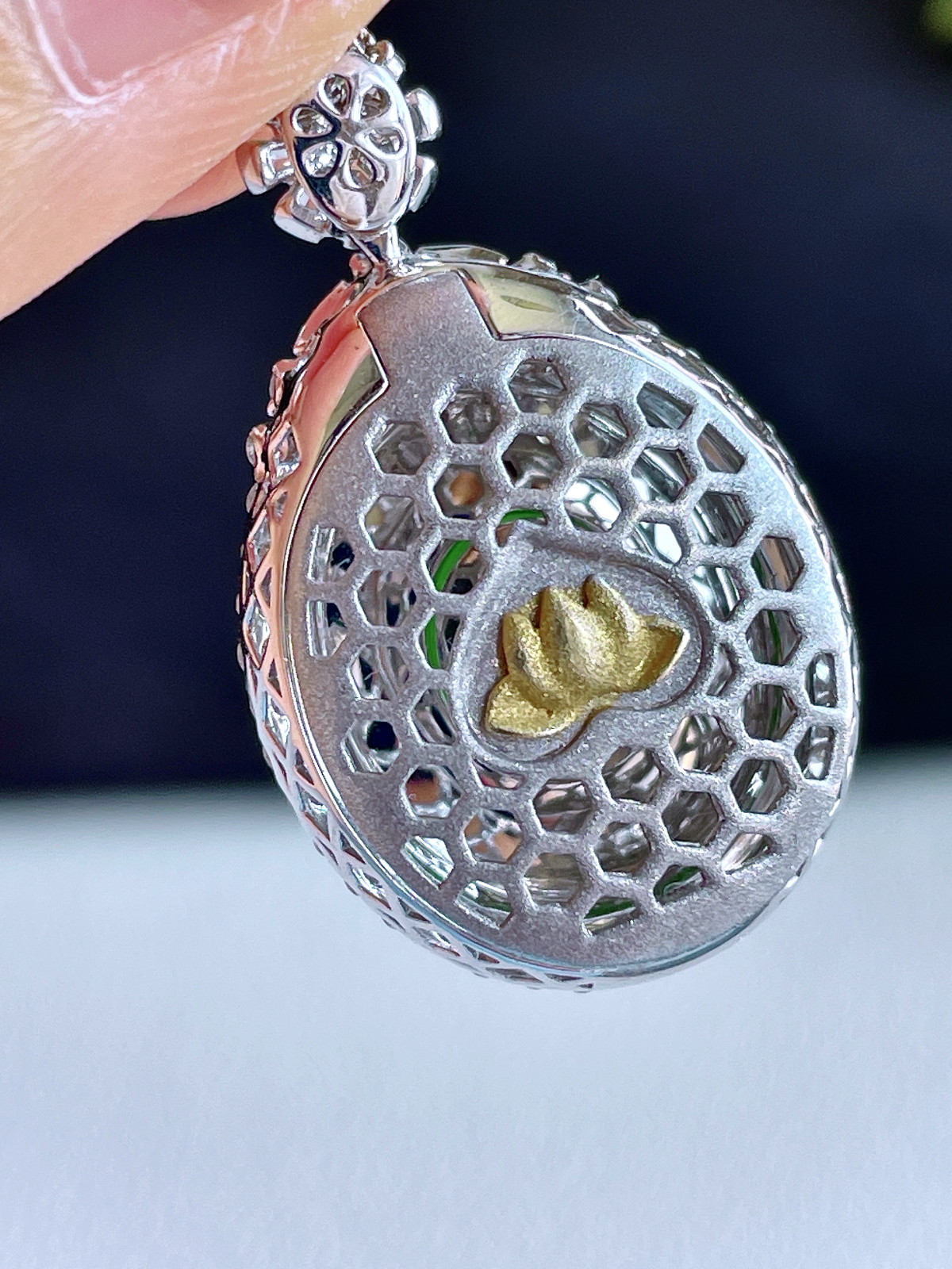 【镶嵌】高冰阳绿大蛋面大鸽子蛋吊坠  
【说明】18k金镶嵌 性价比高  
【整体】29.7-18-13.1
【裸石】16.3-13.4-6.6