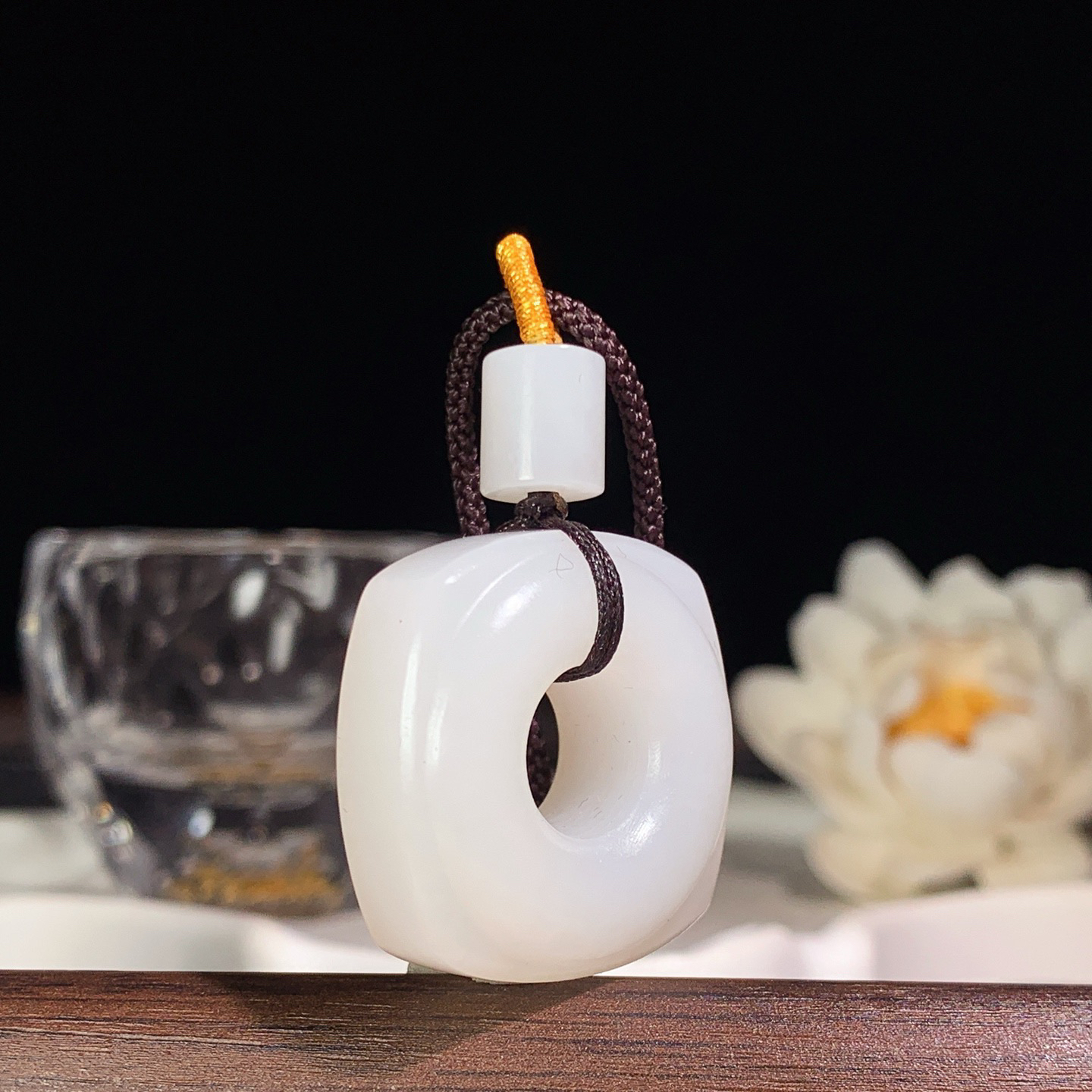 新疆和田玉羊脂白四方平安扣玉棕挂件 尺寸27/12重19克，玉质细腻油润 底色纯净 脂粉好，品质好！