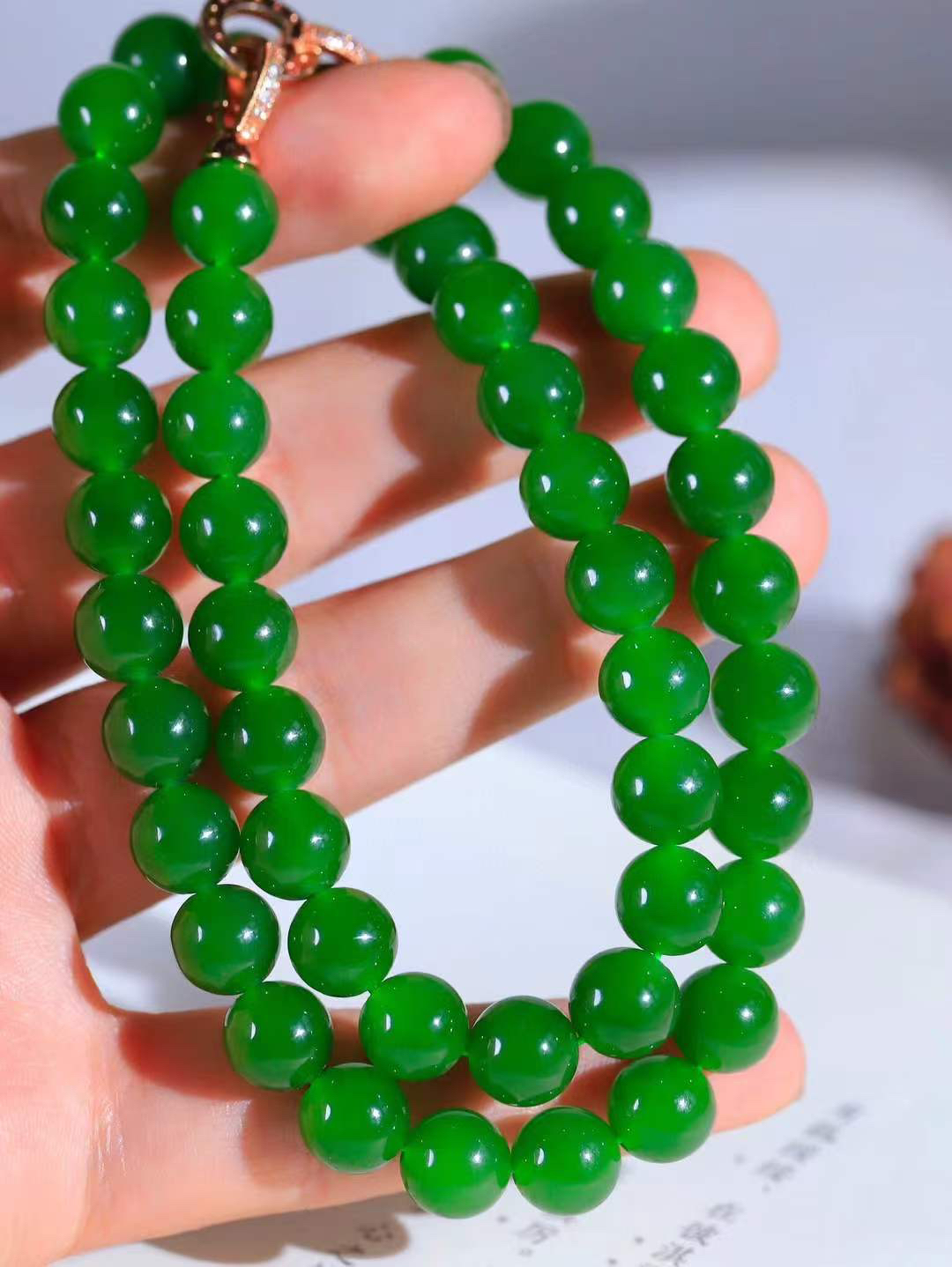 【珠圆玉润.项链】

精品和田玉碧玉珠圆玉润项链。这串碧玉项链垂落颈间，如把一汪春山绿意轻挽在身。玉色温润，每一颗圆珠都裹着圆满如意的期许，仿金扣轻缀，不事张扬却自有风骨。日常佩戴，是与草木同息的诗意，也是藏在细节里的安然与欢喜。重70.6克  尺寸取一9.8mm  21343066T