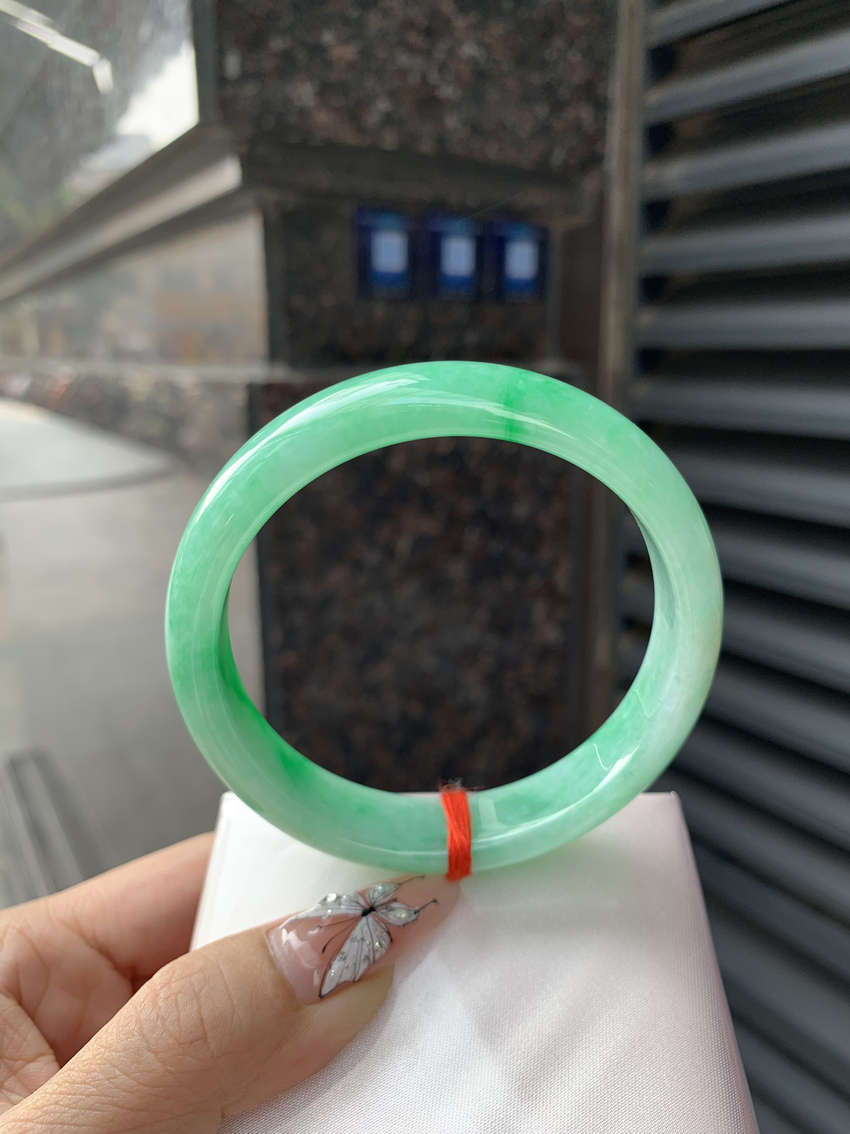 白底青阳绿花正圈
59.4-7.2-13.5底妆水润，满圈阳绿花色点睛之笔，更显灵动，有生命力。