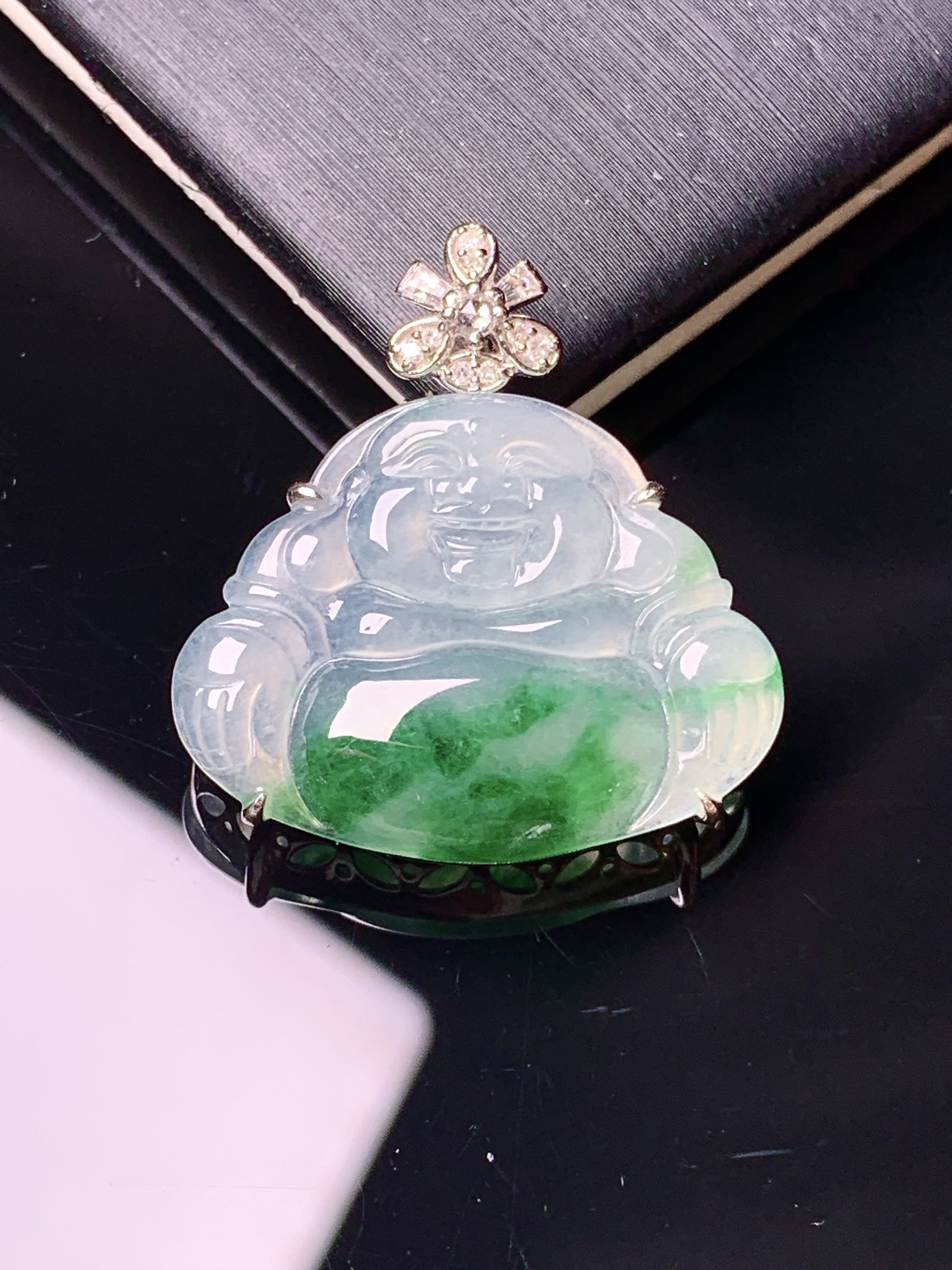 18k金钻镶嵌飘绿佛公吊坠 玉质细腻 色泽艳丽清新 水润亮眼 整体尺寸25.3*23.6*5.6yz