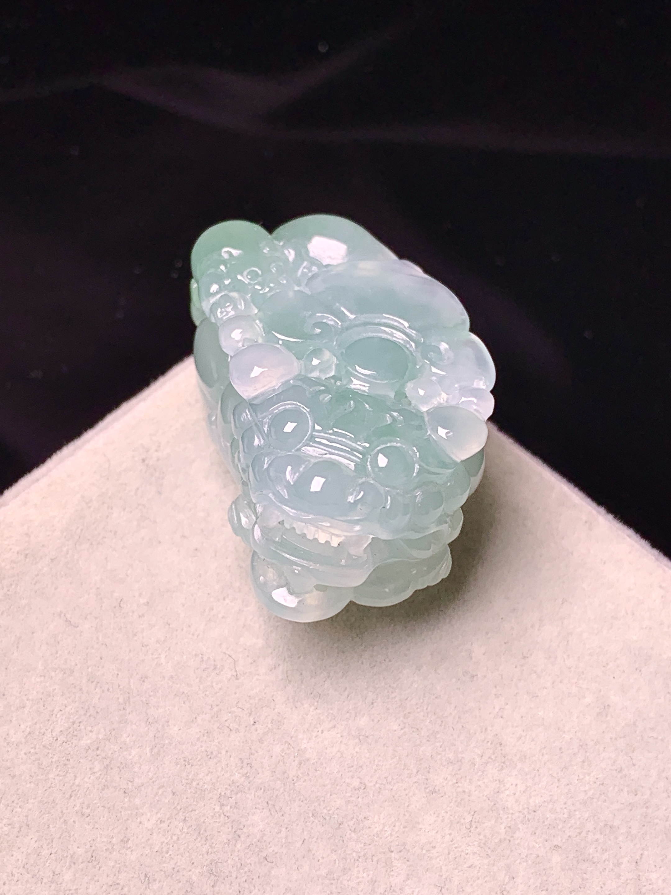 飘绿貔貅吊坠 玉质细腻 色泽艳丽清新 水润亮眼 整体尺寸32.3*18.5*12h3