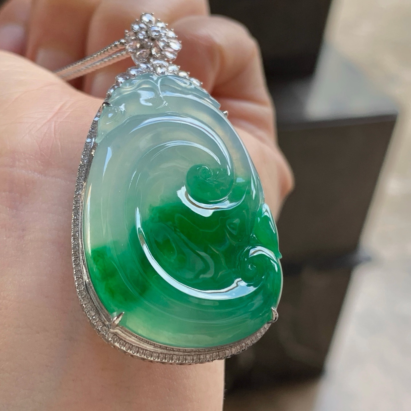 金钻镶嵌辣绿色如意^_^尺寸38.2-25.4-3 50.2-27.2-11.7mm