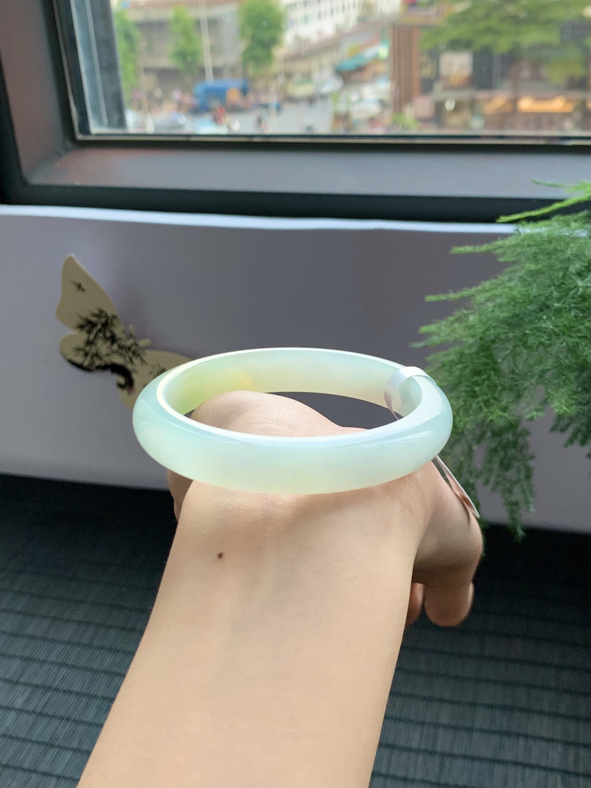 冰黄翡手镯灵动的黄加绿是夏与秋的碰撞有种有色上手典雅秀气，富有内涵58-12-8mm