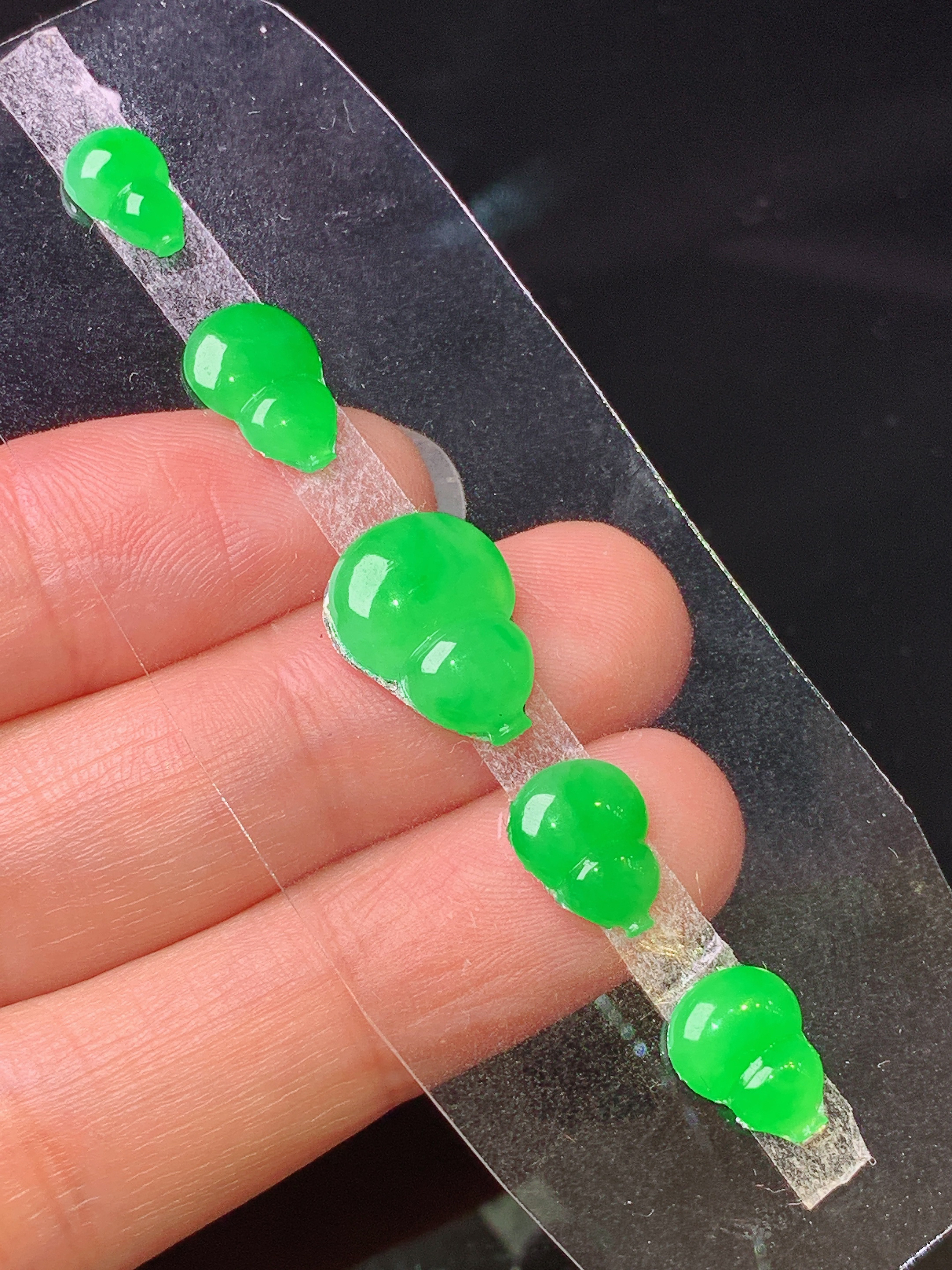 镶嵌款 翠绿葫芦一手 玉质细腻 色泽艳丽清新 水润亮眼 整体尺寸9.6*7.3*2.2m2