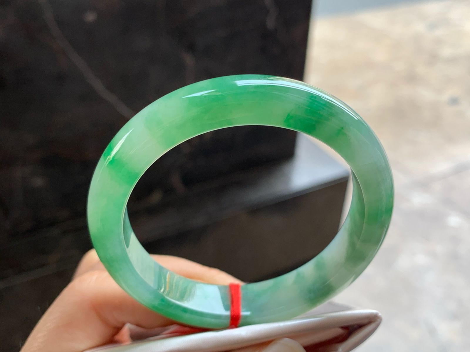 54-11.8-8.6

绿色手镯^_^鲜艳 玉质温润 起光