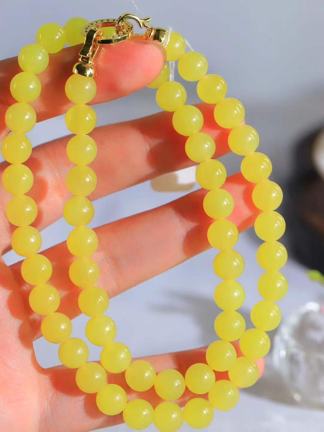 【珠圆玉润.项链】

精品和田玉黄口鸡油黄珠圆玉润项链，暖黄如蜜，象征“金玉满堂”的富贵与温润谦和的品性；项链承载断除百八烦恼的祈愿，亦合四时流转之圆满，腕间颈间皆藏着人们对平安顺遂、福泽绵长的温柔期许。
重56克  尺寸取一8.5mm  45353100L