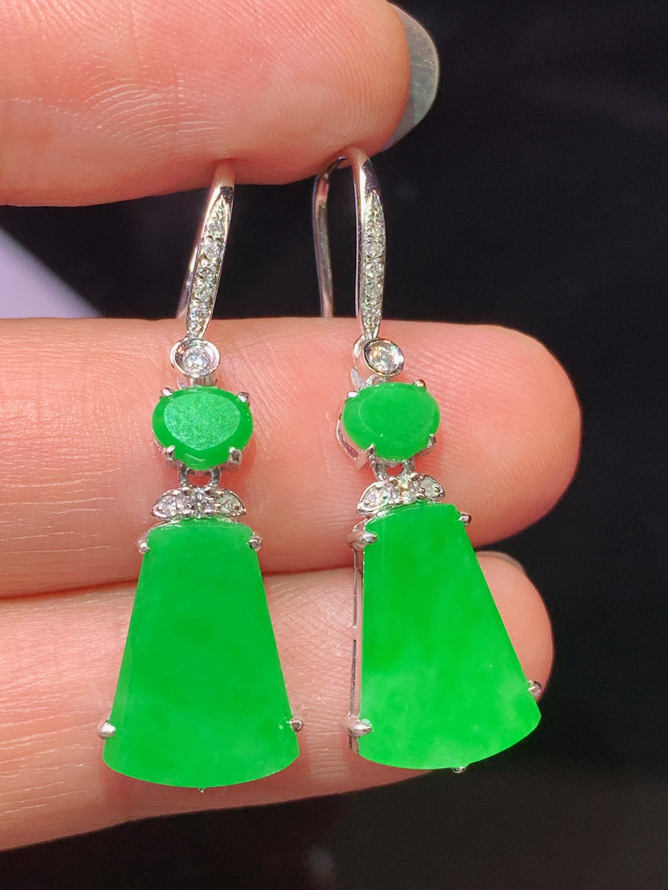 18k金钻镶嵌翠绿无事牌吊坠 玉质细腻 色泽艳丽清新 水润亮眼 整体尺寸34*9.7*4f1