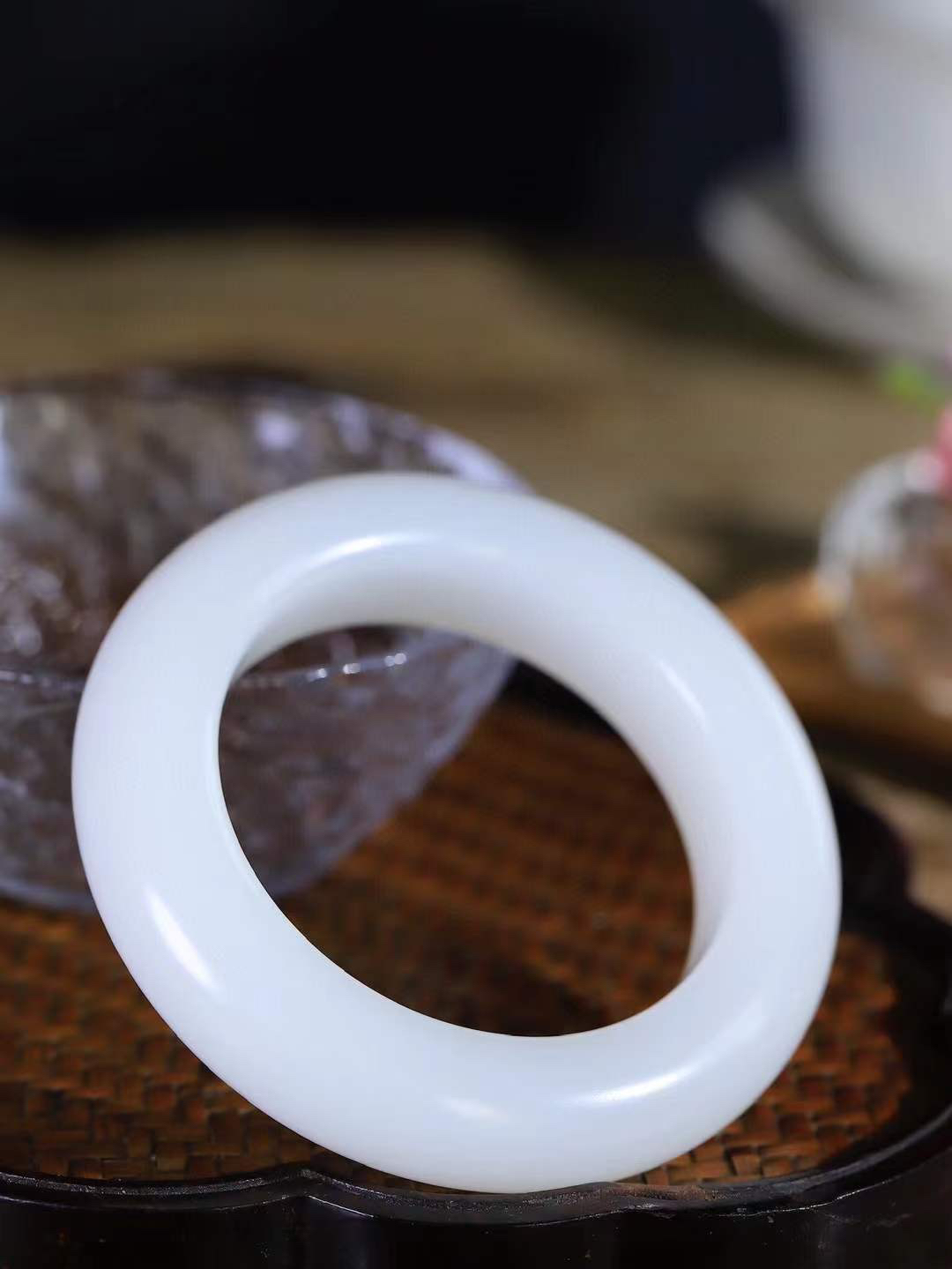 【花样年华·手镯】

收藏传家级臻品和田玉白玉手镯，质地油润细腻，色泽高贵典雅，镯型古朴典雅。在诗