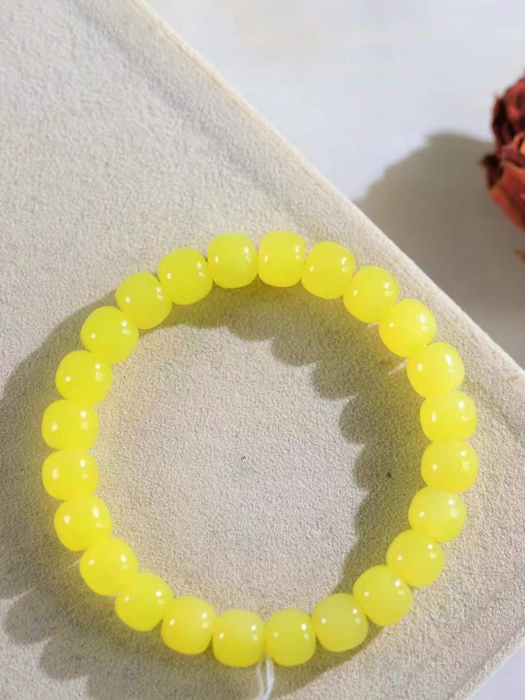 （老型珠.手串）

精品️和田玉鸡油黄老型珠手串，也可做手持，玉质细腻油润 饱满光滑 质朴无华，悠远简单，人心境界远，百世修炼深，心灵常驻善意持，觉悟人生百世修。重26.6克    尺寸取一7.8-8.9mm    54303101L