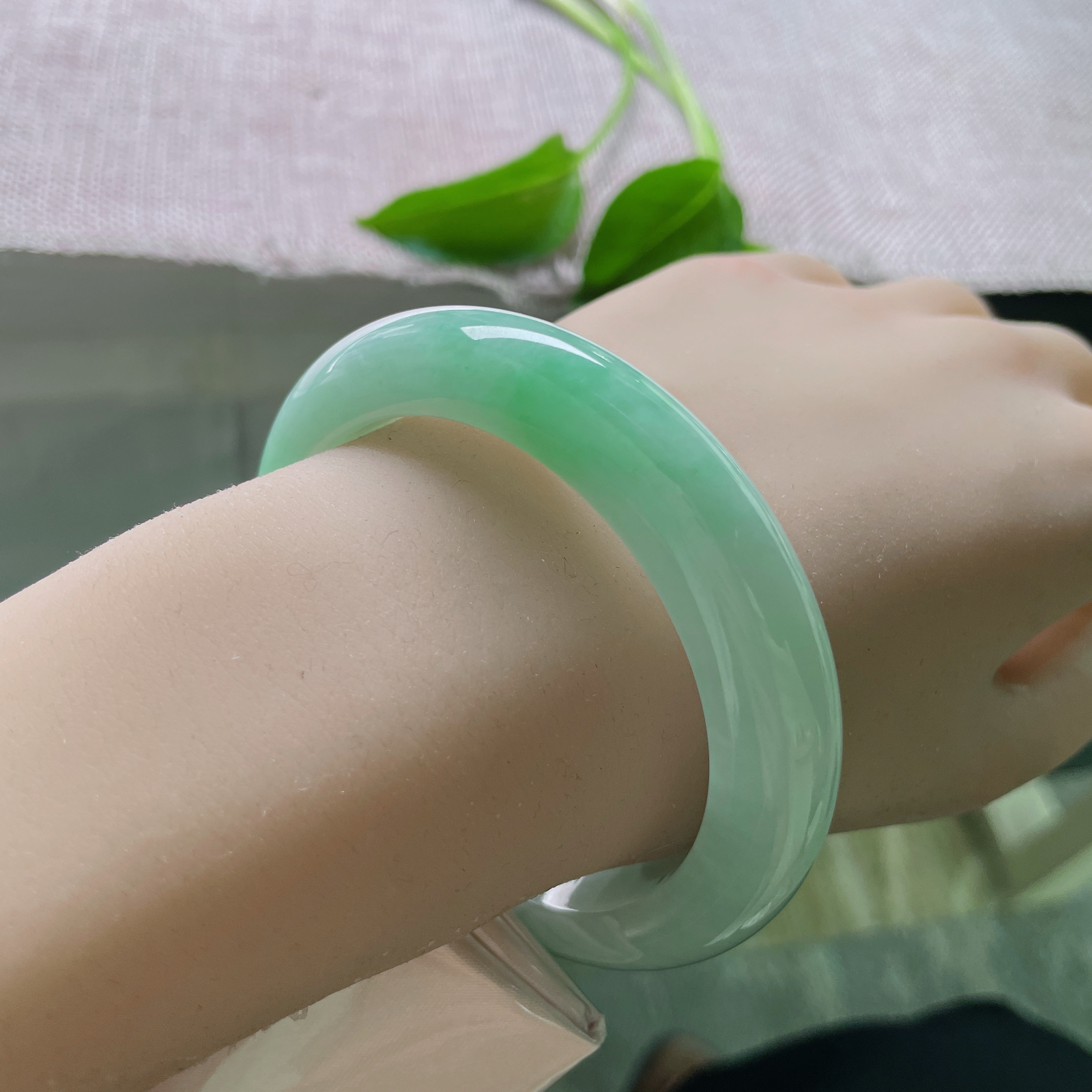 56.1/11.9/9.6，绿底正圈，肉质细腻干净，水头好，种老，佩戴显白，显气质