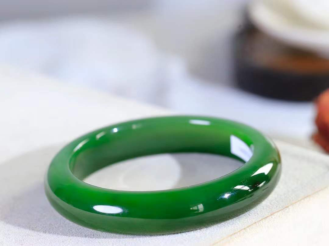 【温润如心.镯】

精品和田玉碧玉手镯，精选上等碧玉料，色泽清透，质地细腻。佩戴它，感受千年玉文化的温润与优雅，愿它为您带来平安与幸福。重60克  尺寸56.5-13.2-8.8mm  10353111A