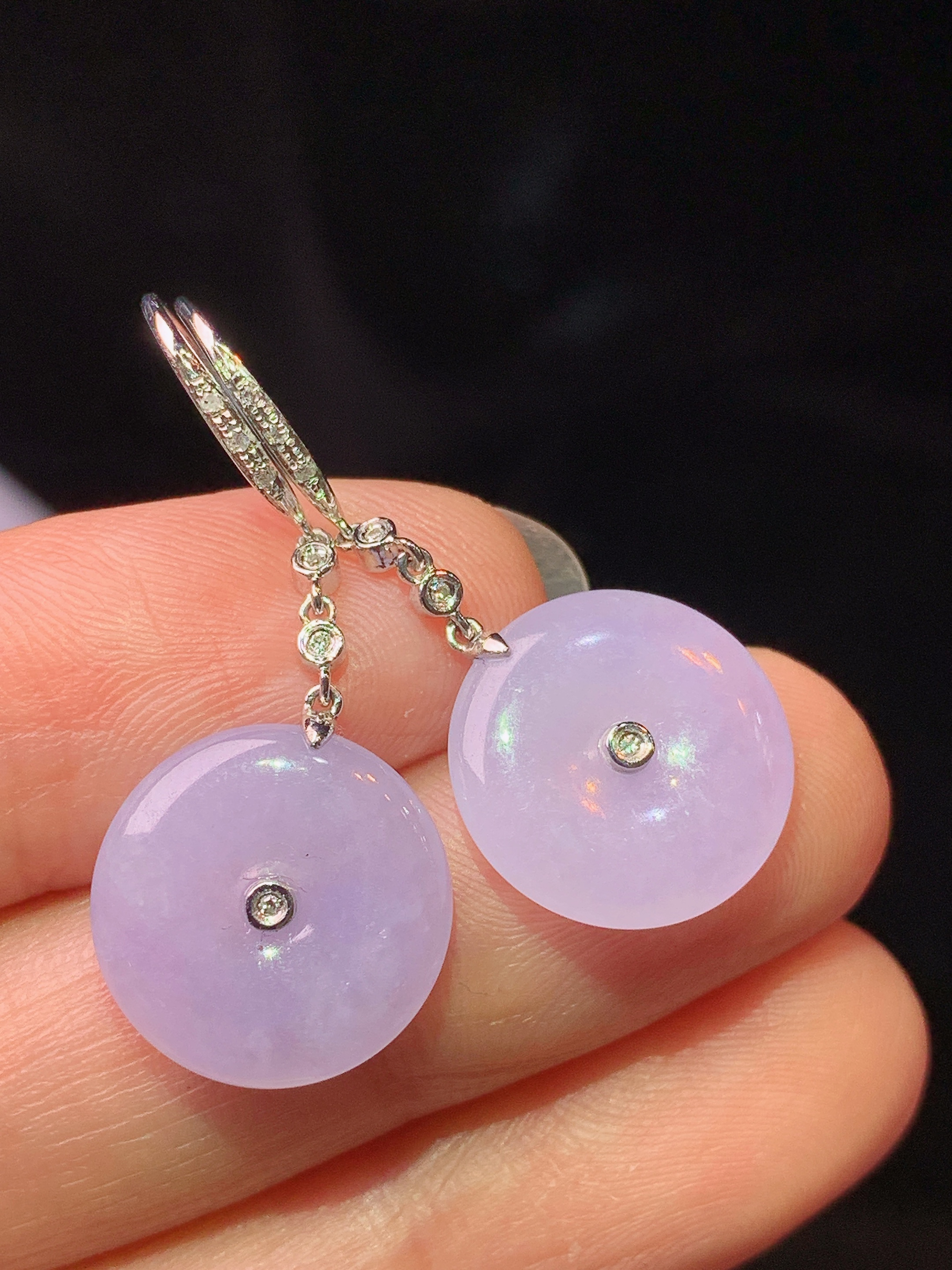 18k金钻镶嵌紫罗兰平安扣耳坠 玉质细腻 色泽艳丽清新 水润亮眼 整体尺寸31.3*13.5*3.2