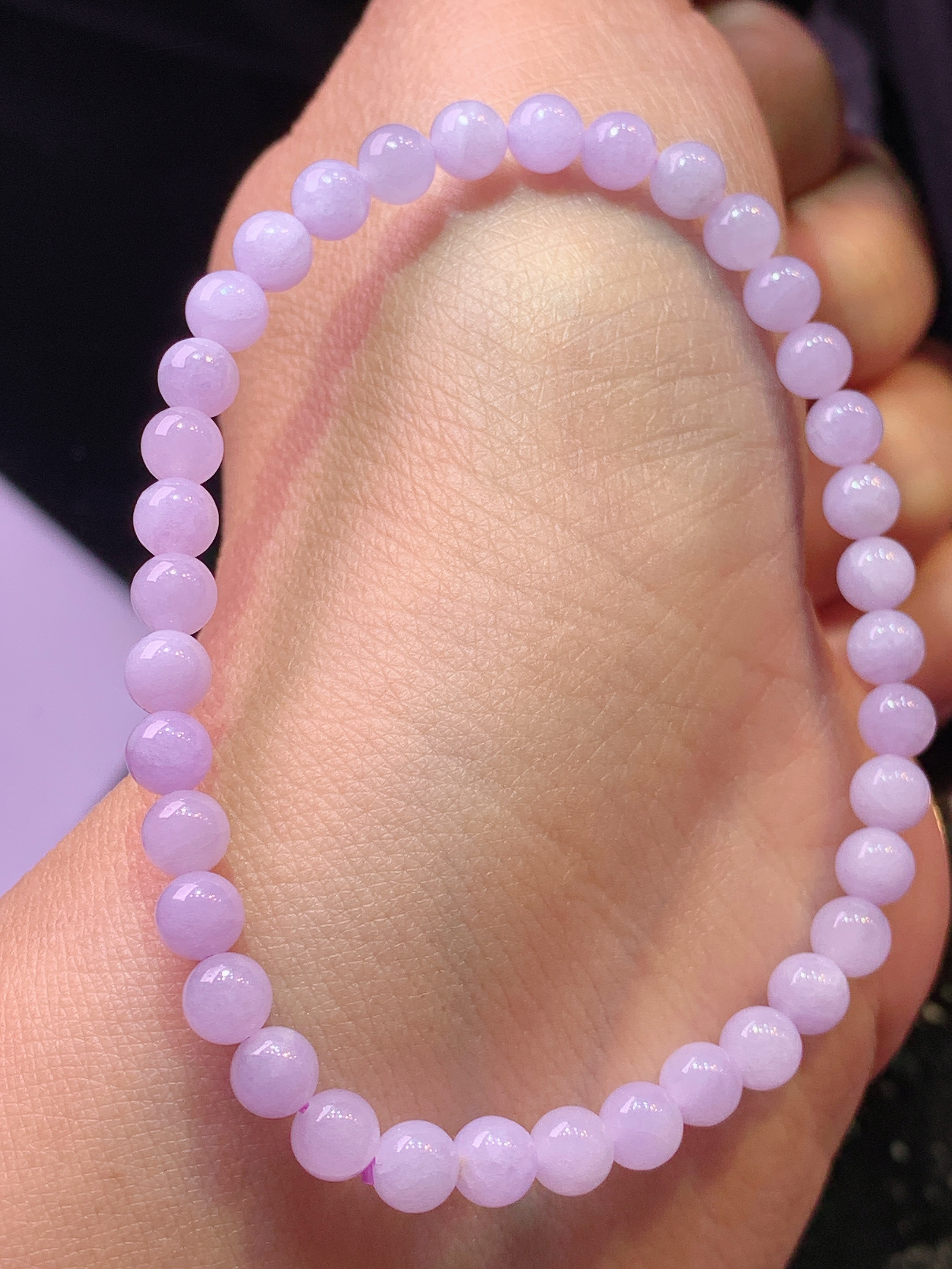 翠绿圆珠手链 玉质细腻 色泽艳丽清新 水润亮眼 整体尺寸4.8m2