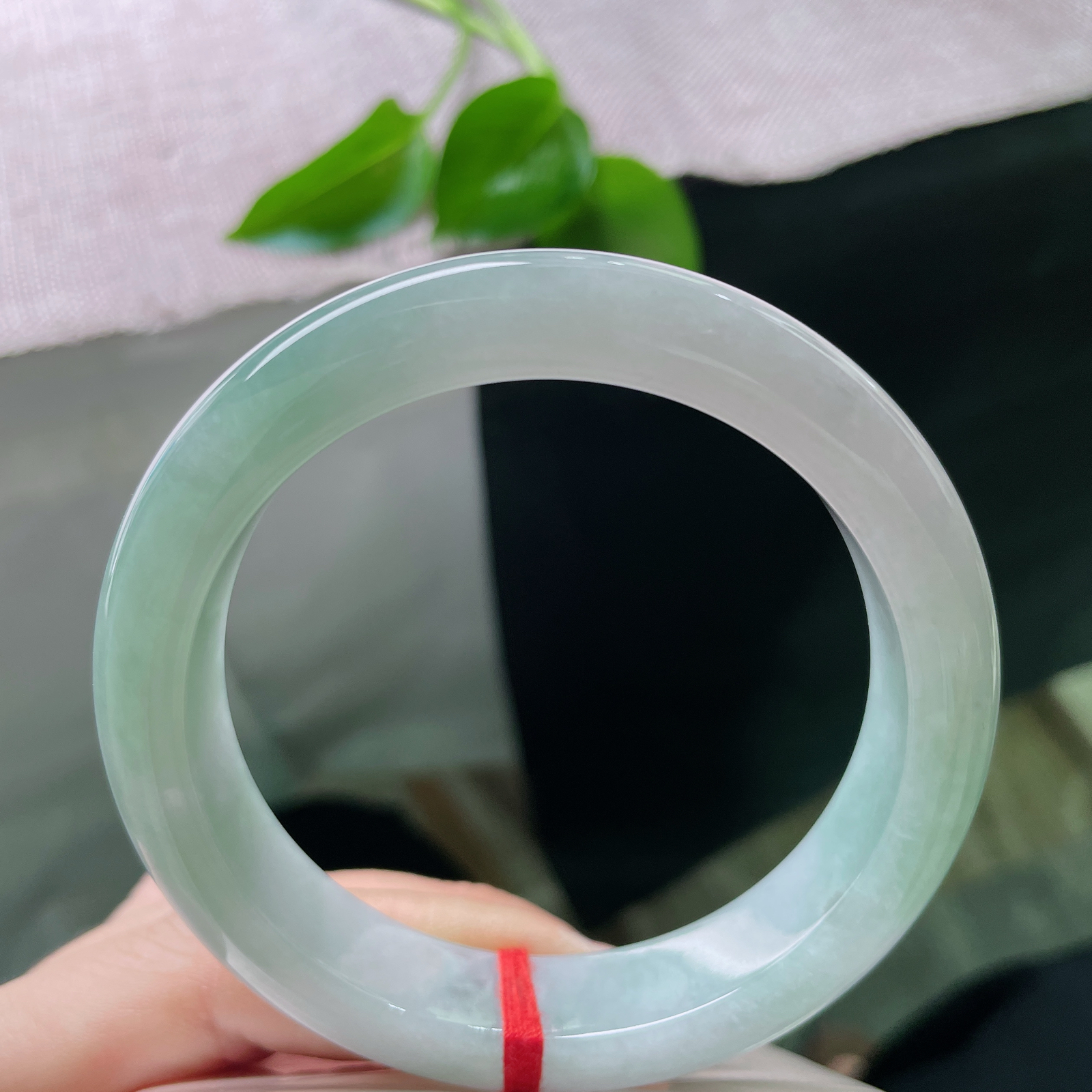 58.9/13.1/9.1，淡绿底正圈，肉质细腻干净，水头好，种老，巧笑嫣然，