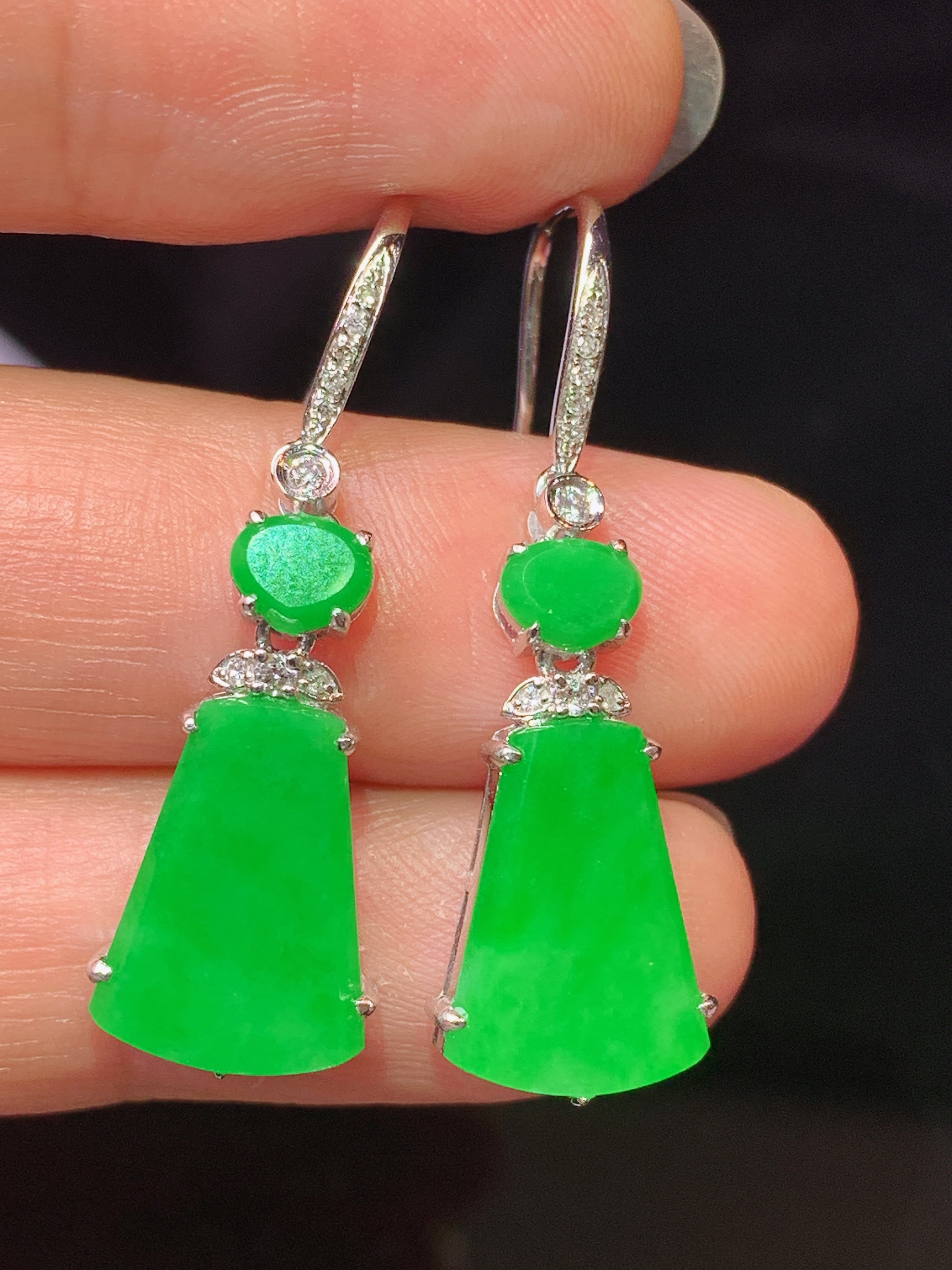 18k金钻镶嵌翠绿无事牌吊坠 玉质细腻 色泽艳丽清新 水润亮眼 整体尺寸34*9.7*4f1